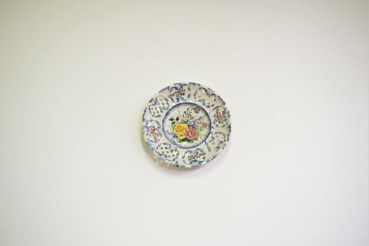 Hand-Painted Ceramic Wall Plate with Floral Motif – Bassano, Italy, 1970s in vendita 2