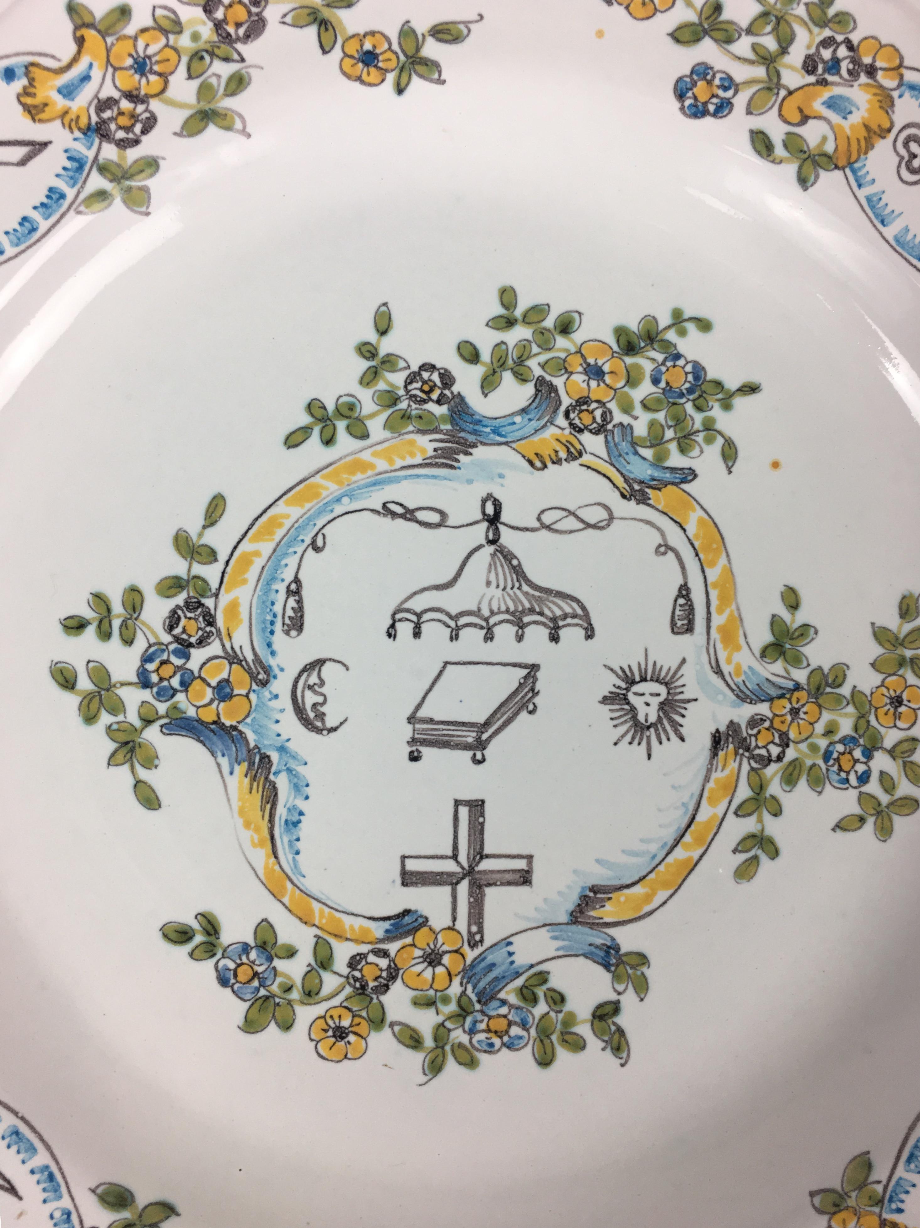 Hand painted Masonic ceremonial plate signed Moustiers.
In perfect condition, signed Meret a Moustiers.

Measurements: 10