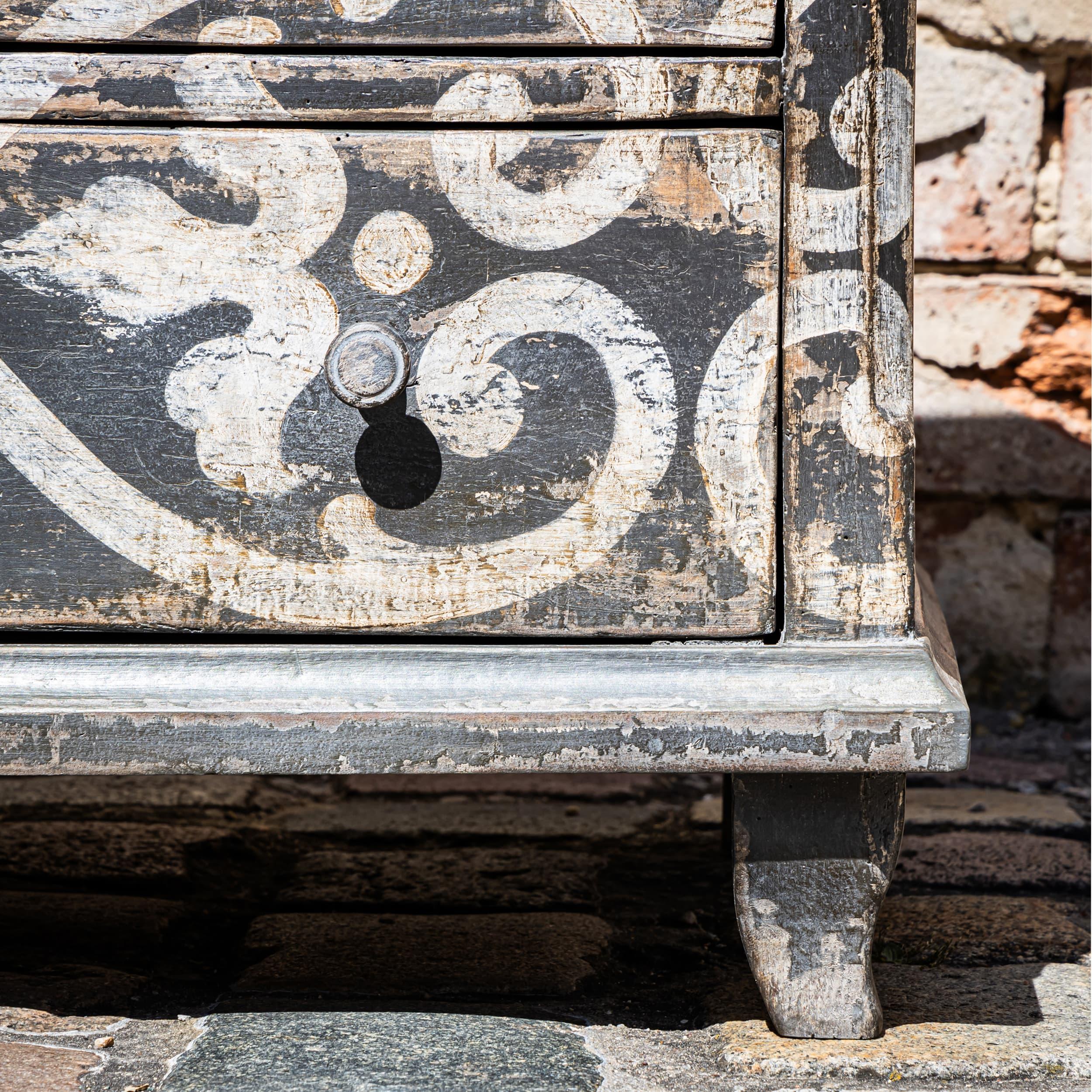 Hand-Painted Chest of Drawers with Heart Motif, 19th Century In Good Condition For Sale In Greding, DE