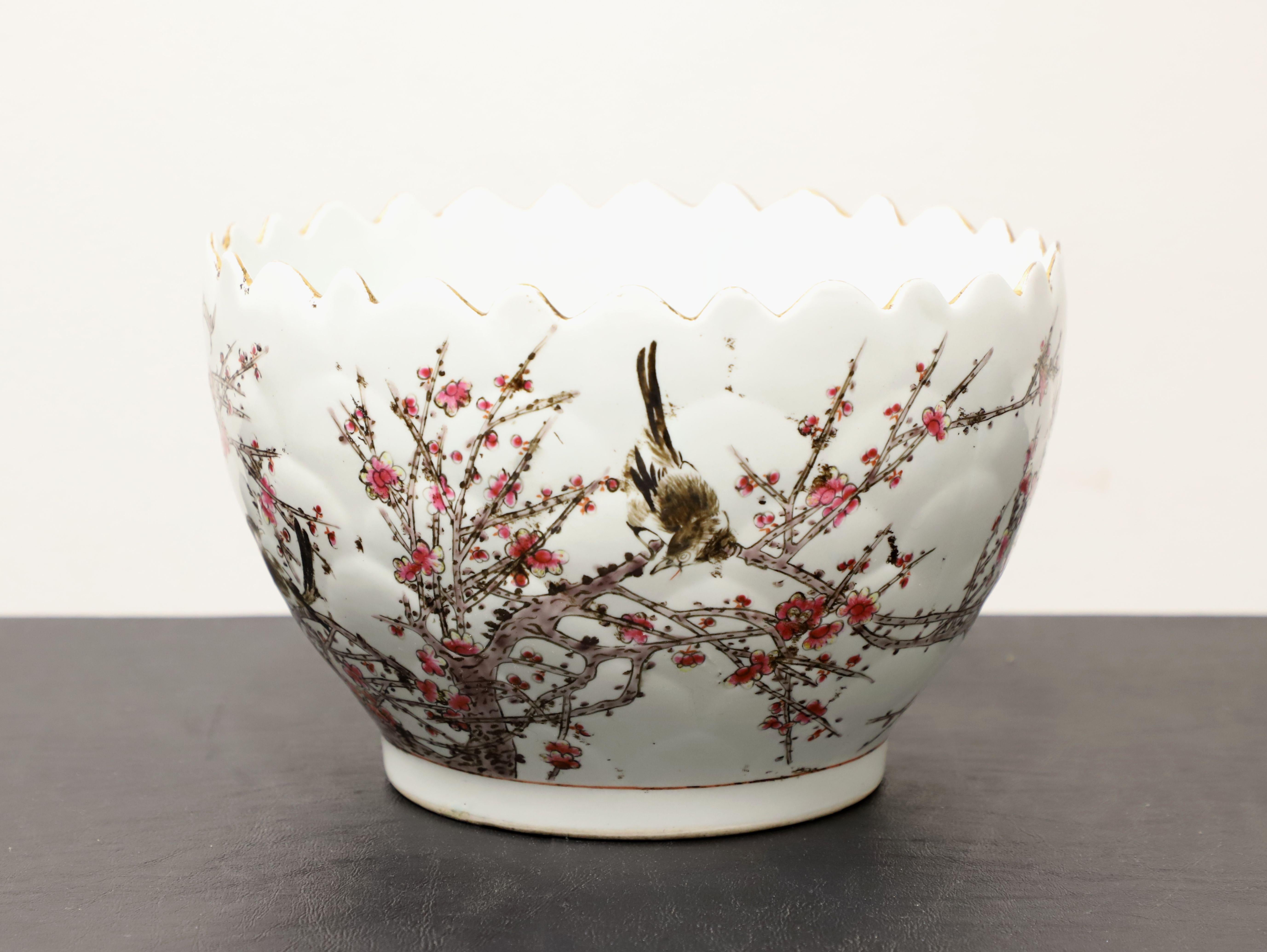 Chinoiseries Bol en porcelaine Sawtooth peint à la main, avec oiseaux chinois et fleurs de cerisier