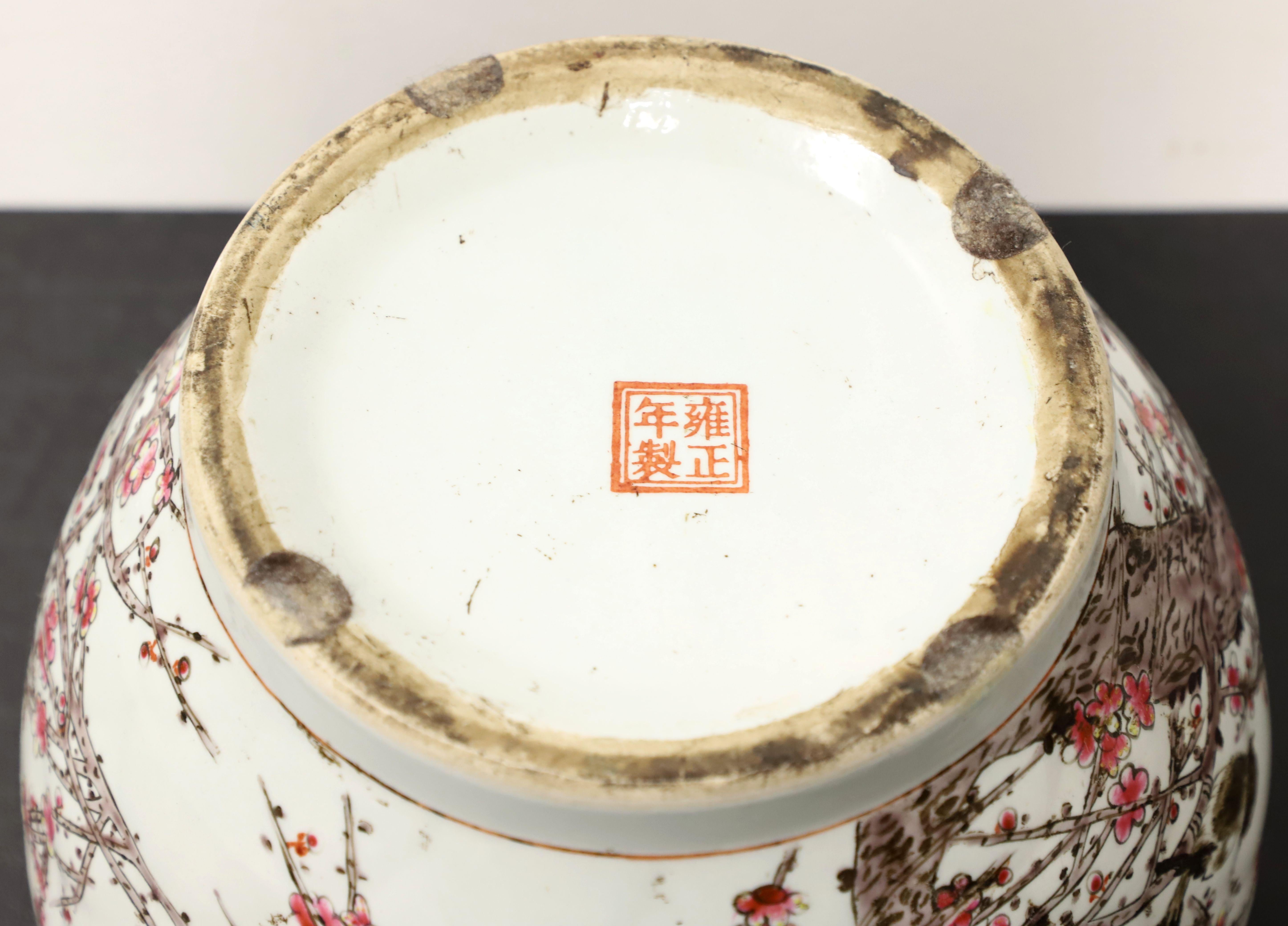 20ième siècle Bol en porcelaine Sawtooth peint à la main, avec oiseaux chinois et fleurs de cerisier
