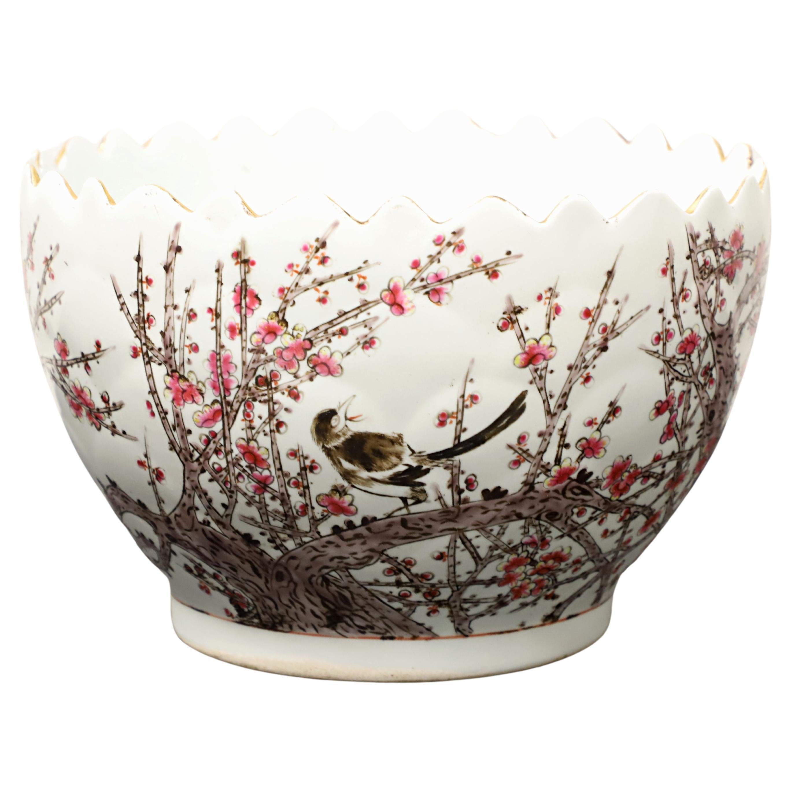 Handbemalte chinesische Vögel und Kirschblütenblüten-Porzellanschale mit Sawtooth-Muster