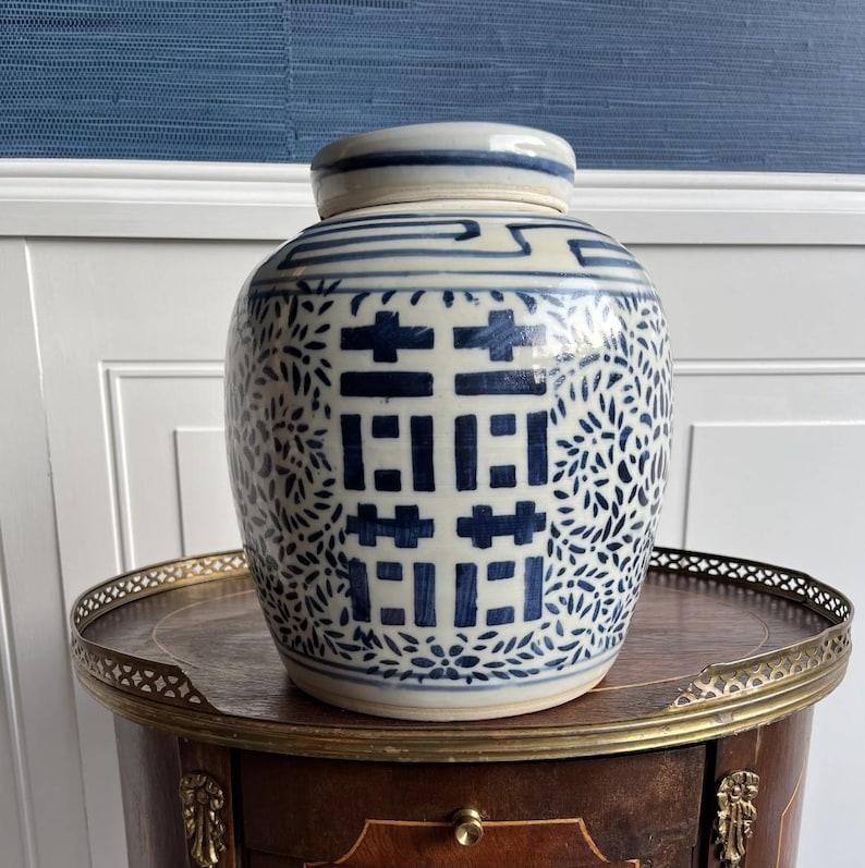 ieses antike blau-weiße Ingwergefäß zeigt das beliebte Motiv des doppelten Glücks - ein jahrhundertealtes chinesisches Symbol für Freude und Einheit, das traditionell bei Hochzeiten und Liebesfeiern verschenkt wird. Es wurde in lebhaftem Kobaltblau