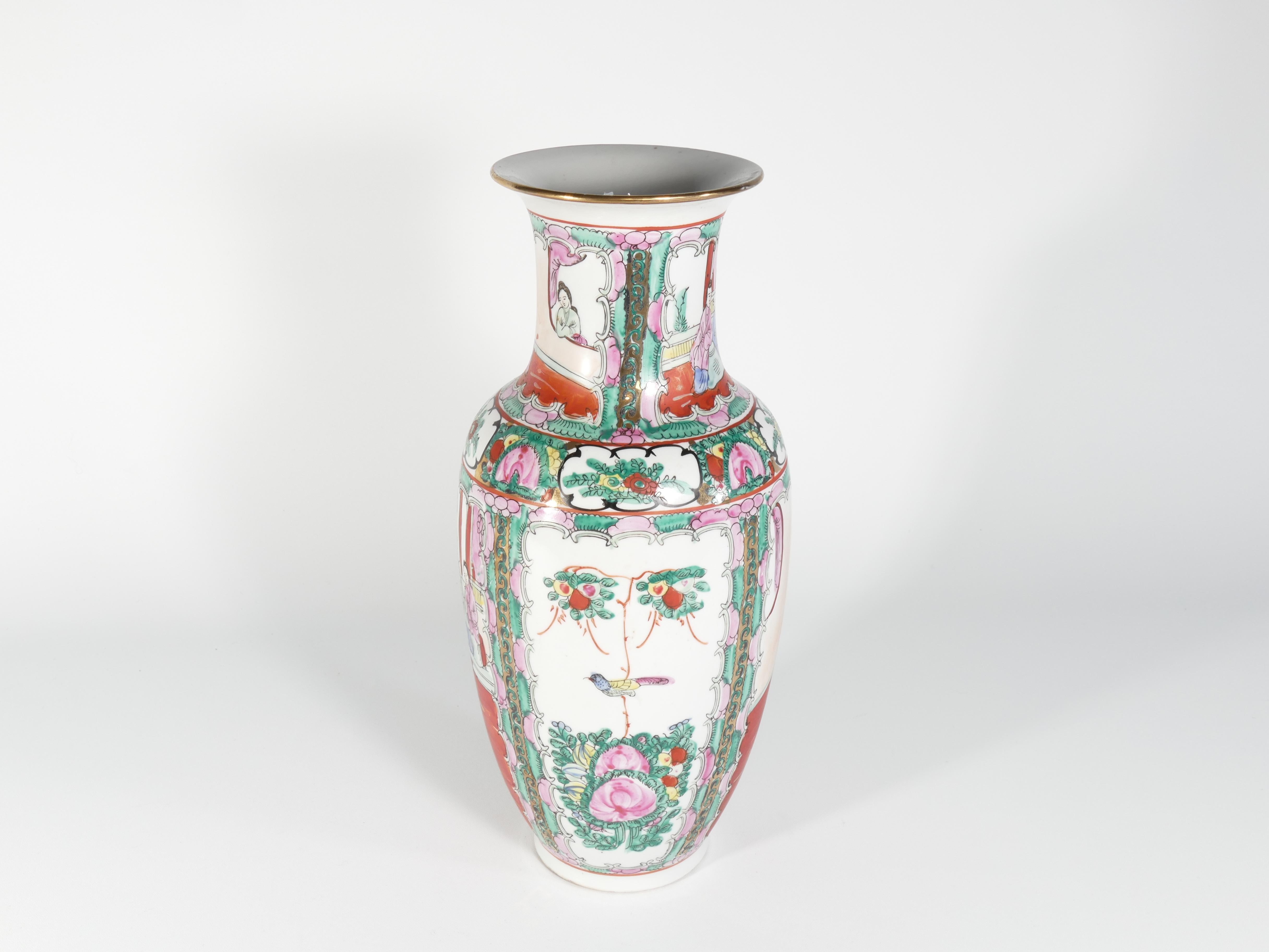 Vase en céramique chinoise peint à la main avec médaillon Famille Rose, 1970 en vente 2