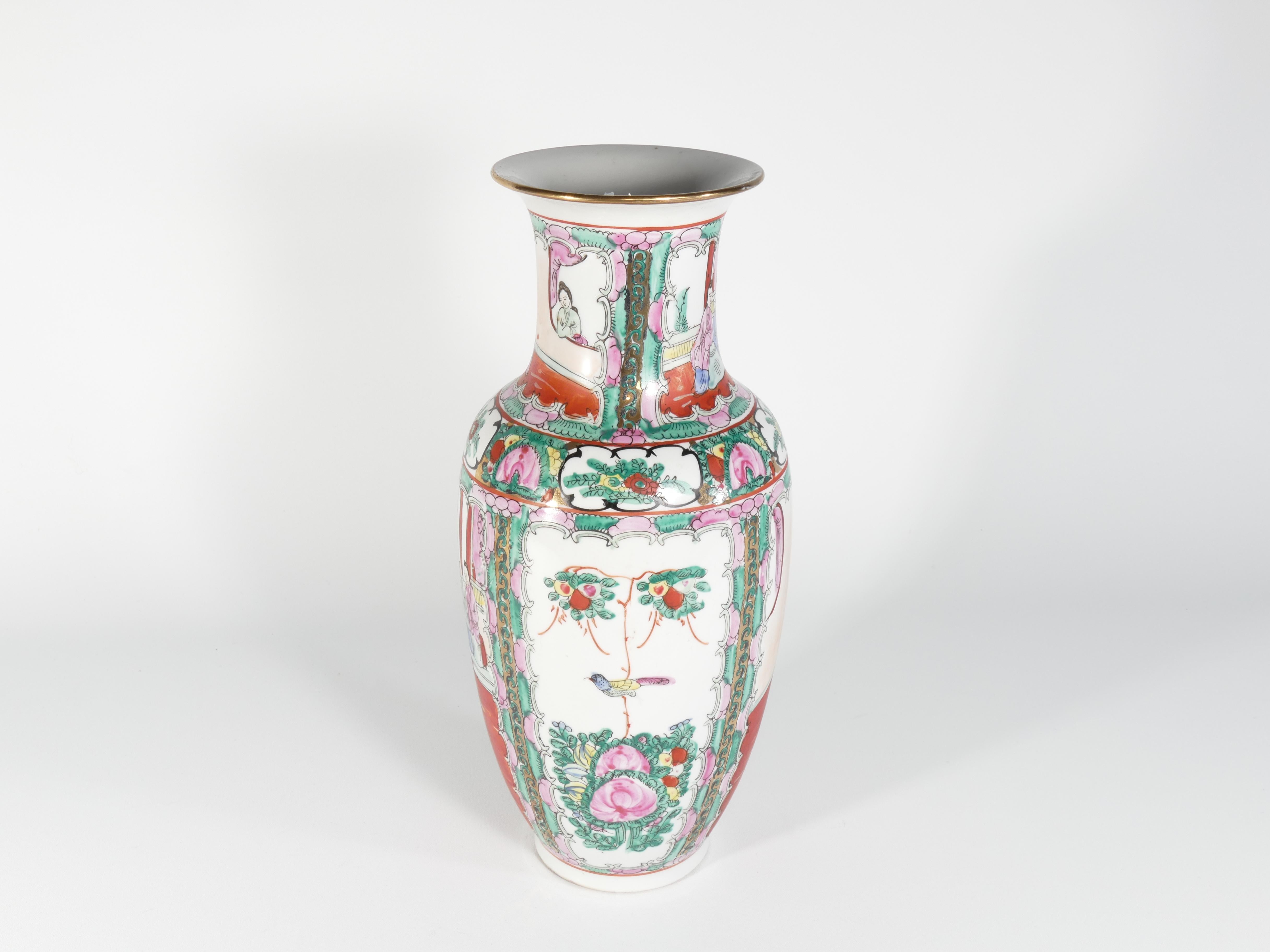 Vase en céramique chinoise peint à la main avec médaillon Famille Rose, 1970 en vente 3