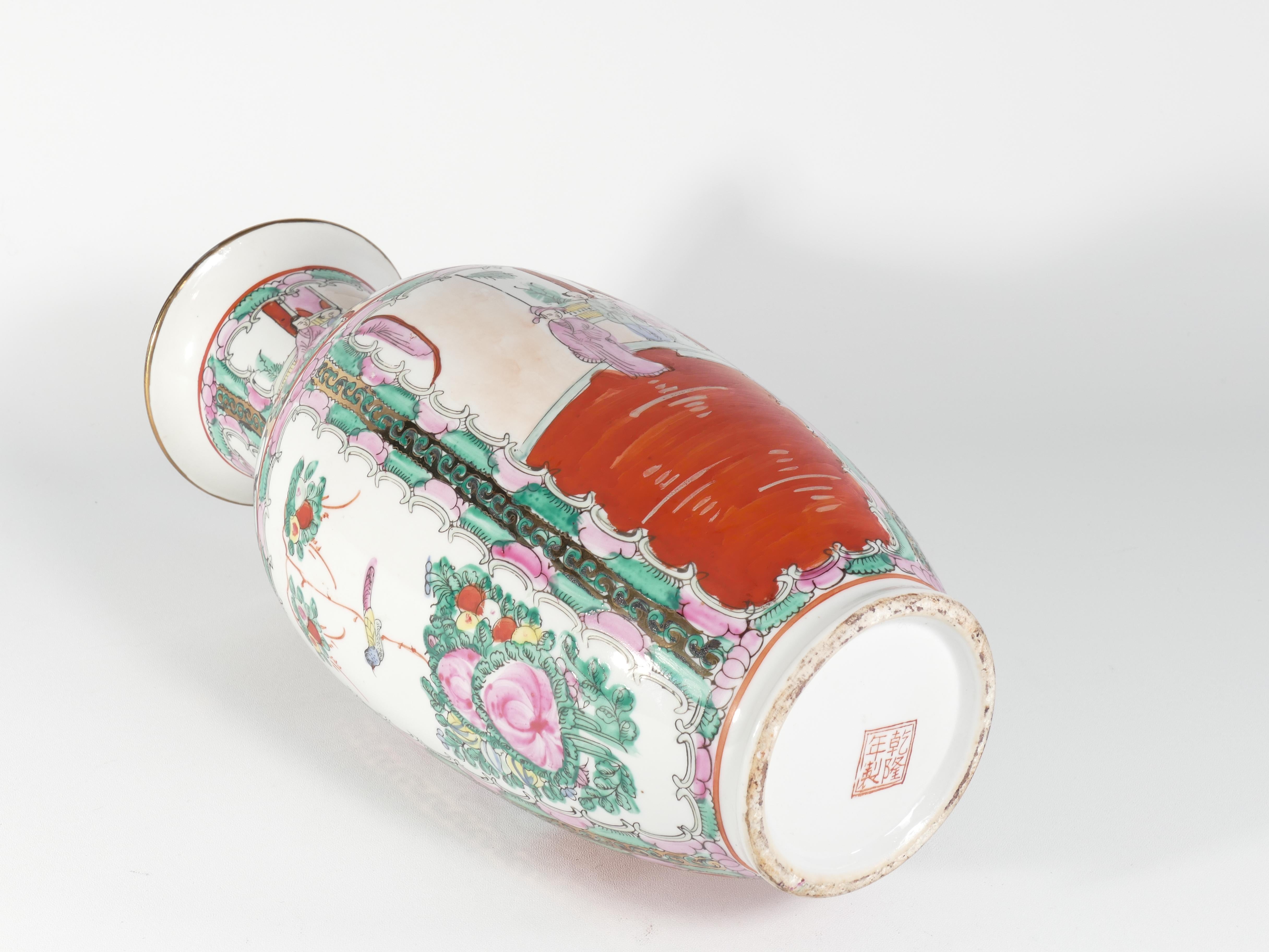 Vase en céramique chinoise peint à la main avec médaillon Famille Rose, 1970 en vente 4