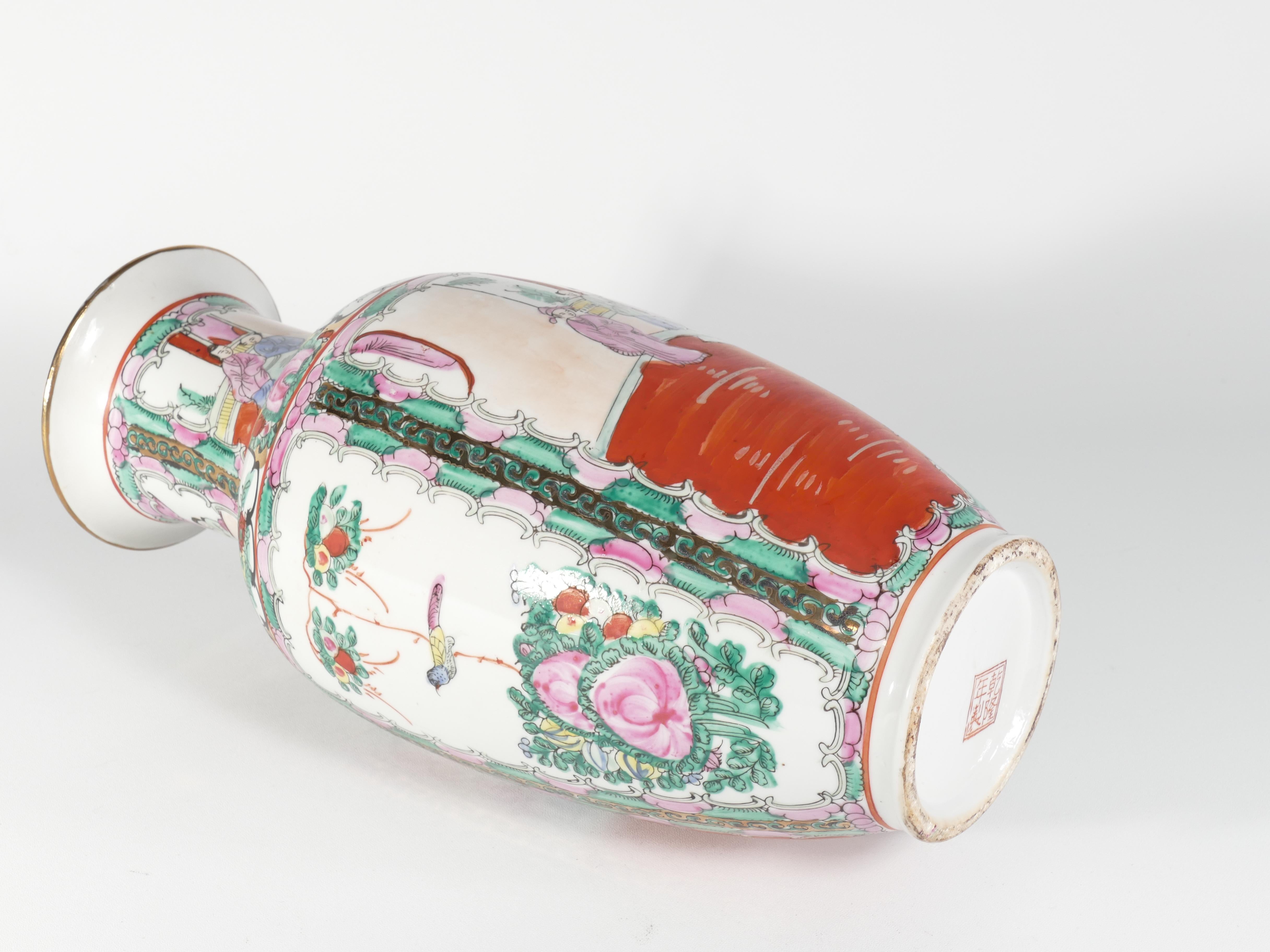 Vase en céramique chinoise peint à la main avec médaillon Famille Rose, 1970 en vente 5