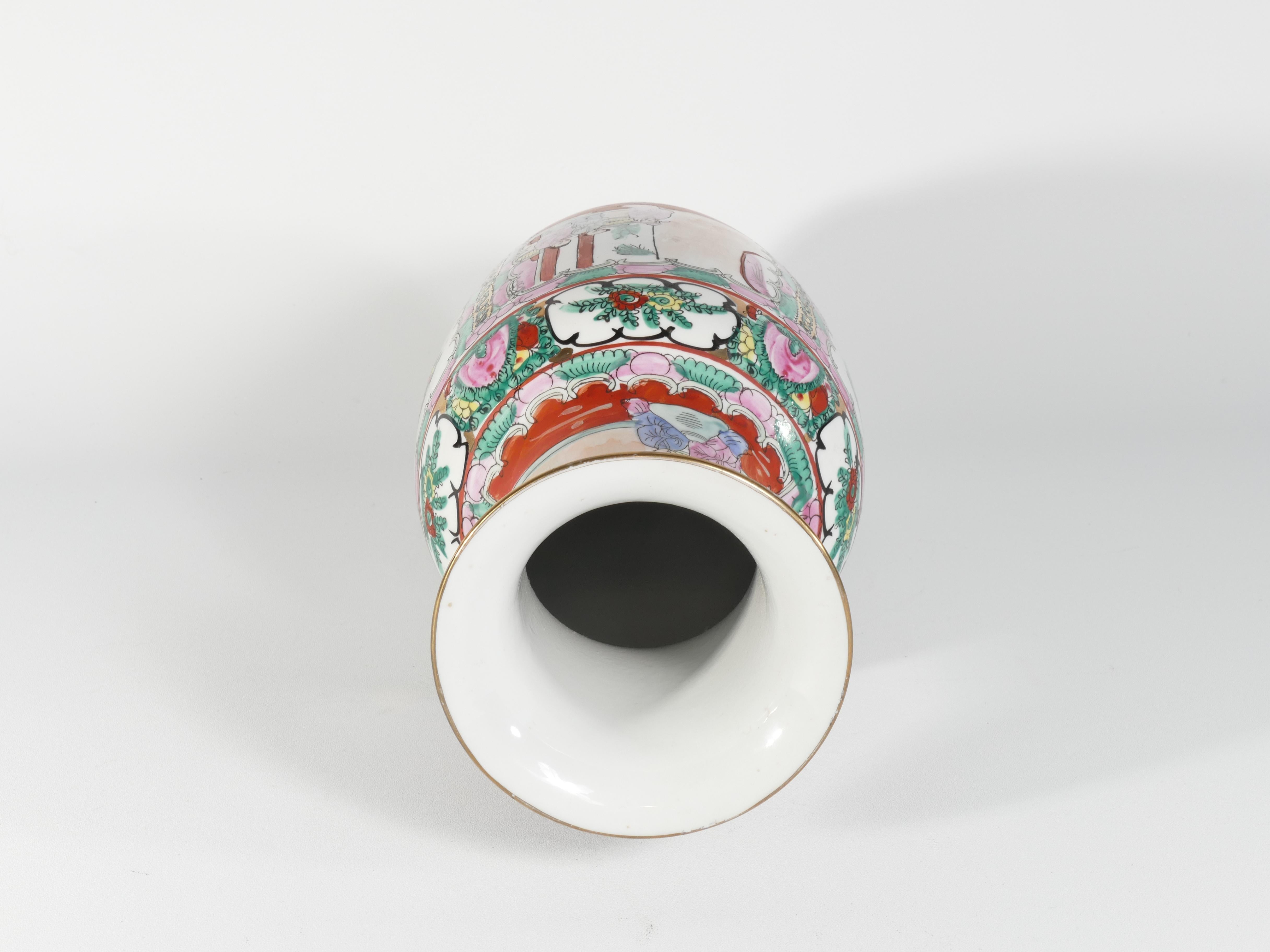 Vase en céramique chinoise peint à la main avec médaillon Famille Rose, 1970 en vente 6