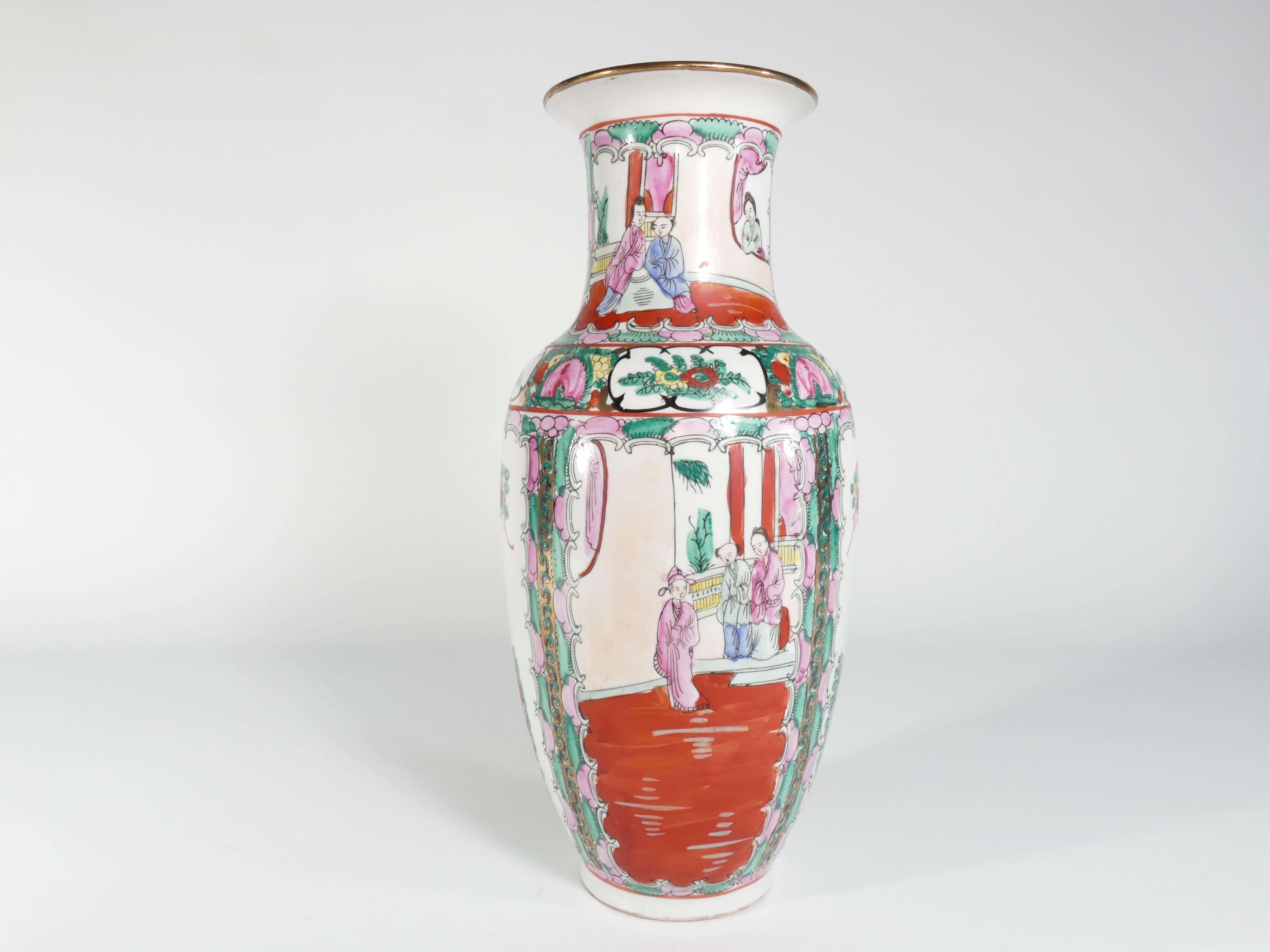 Exportation chinoise Vase en céramique chinoise peint à la main avec médaillon Famille Rose, 1970 en vente