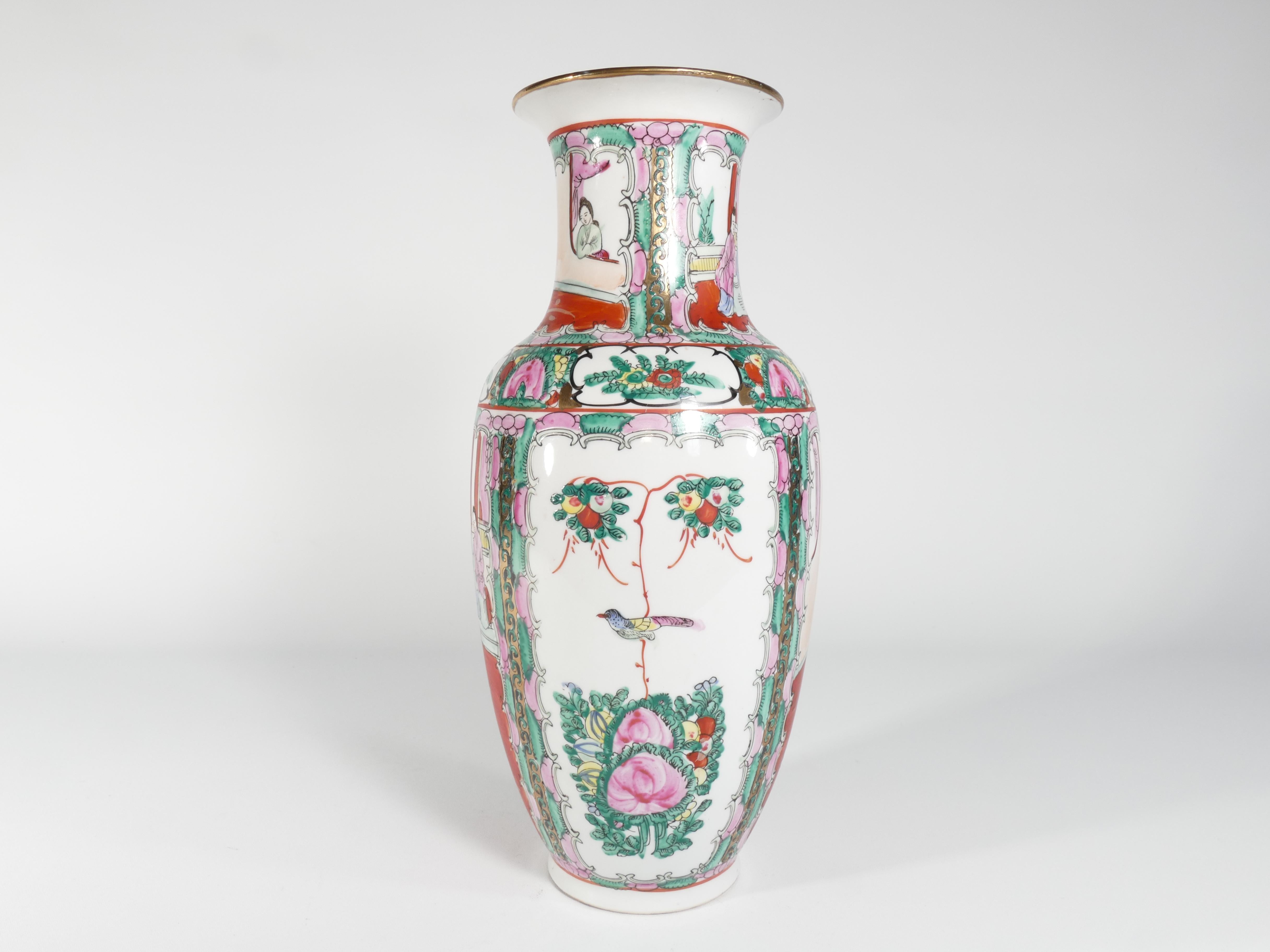 Chinois Vase en céramique chinoise peint à la main avec médaillon Famille Rose, 1970 en vente