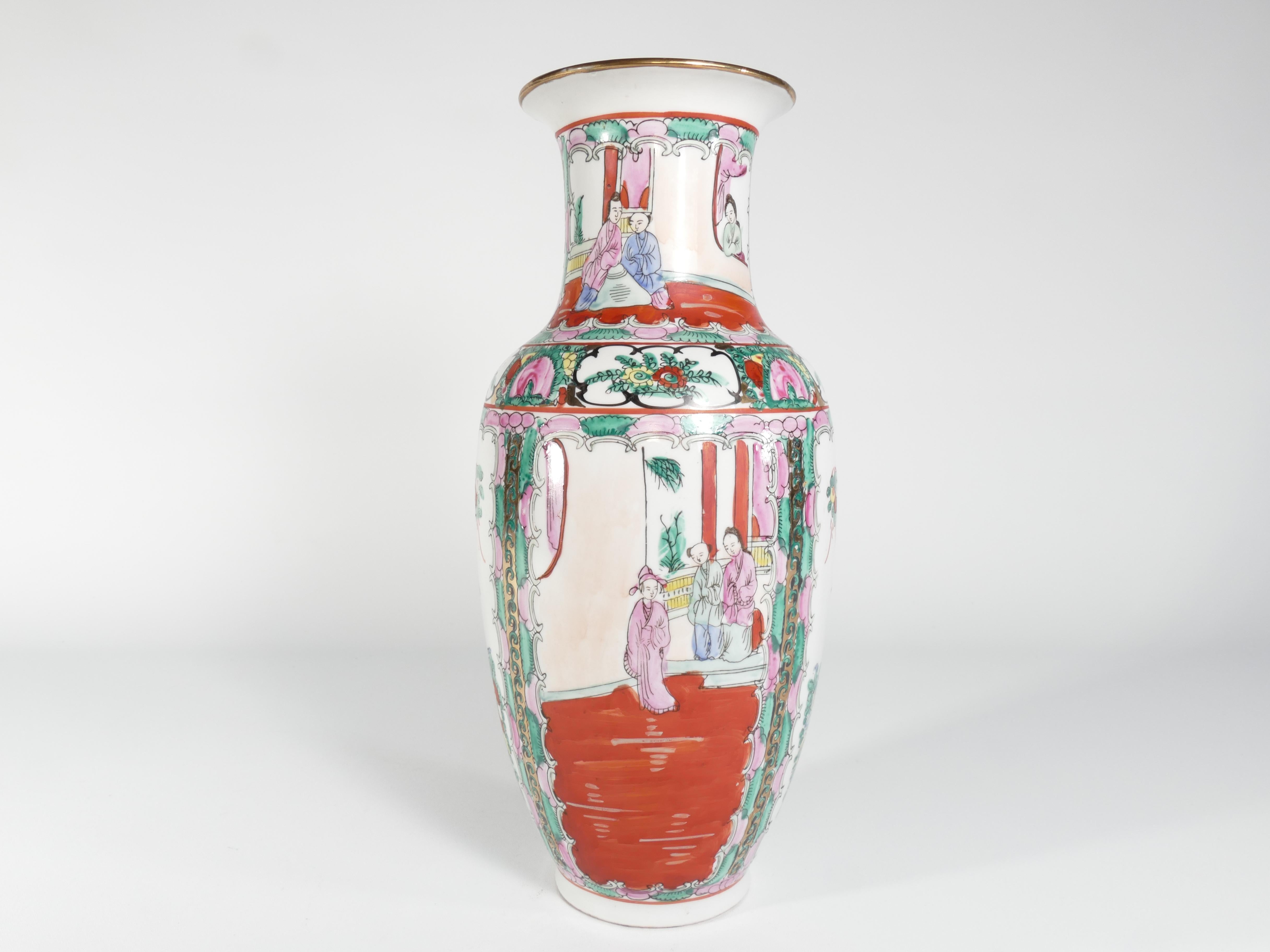 Peint à la main Vase en céramique chinoise peint à la main avec médaillon Famille Rose, 1970 en vente