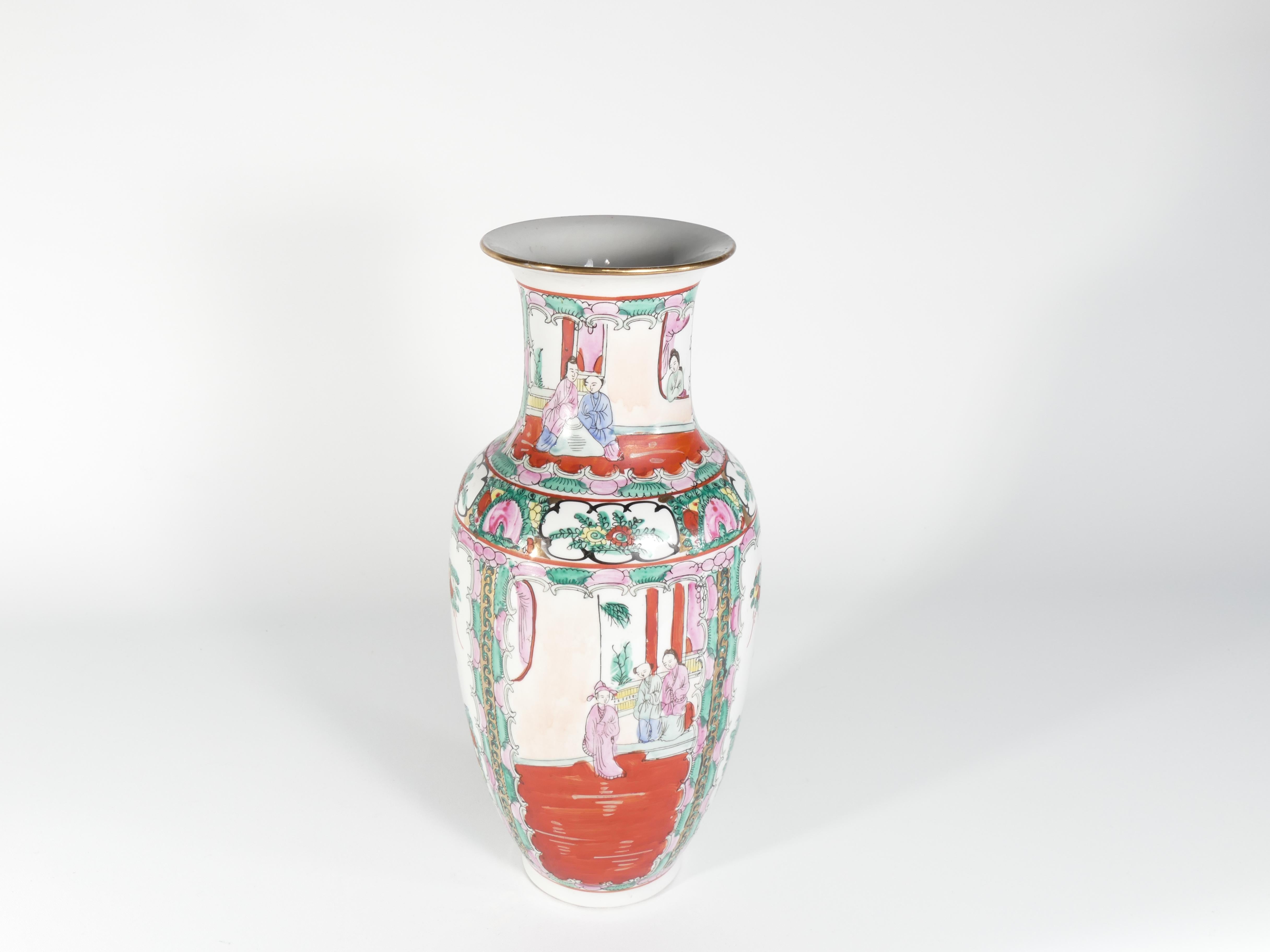 Fin du 20e siècle Vase en céramique chinoise peint à la main avec médaillon Famille Rose, 1970 en vente