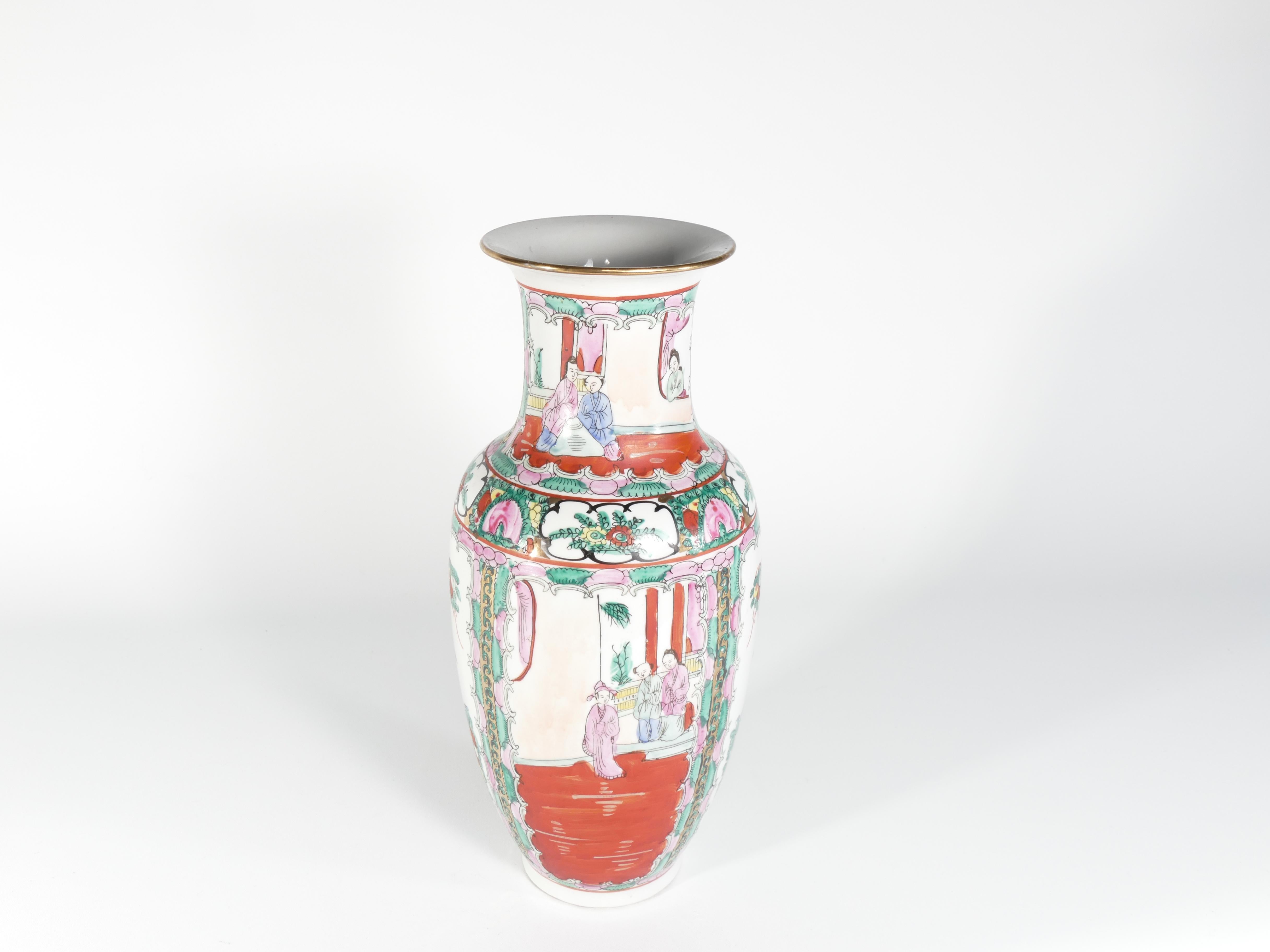 Céramique Vase en céramique chinoise peint à la main avec médaillon Famille Rose, 1970 en vente