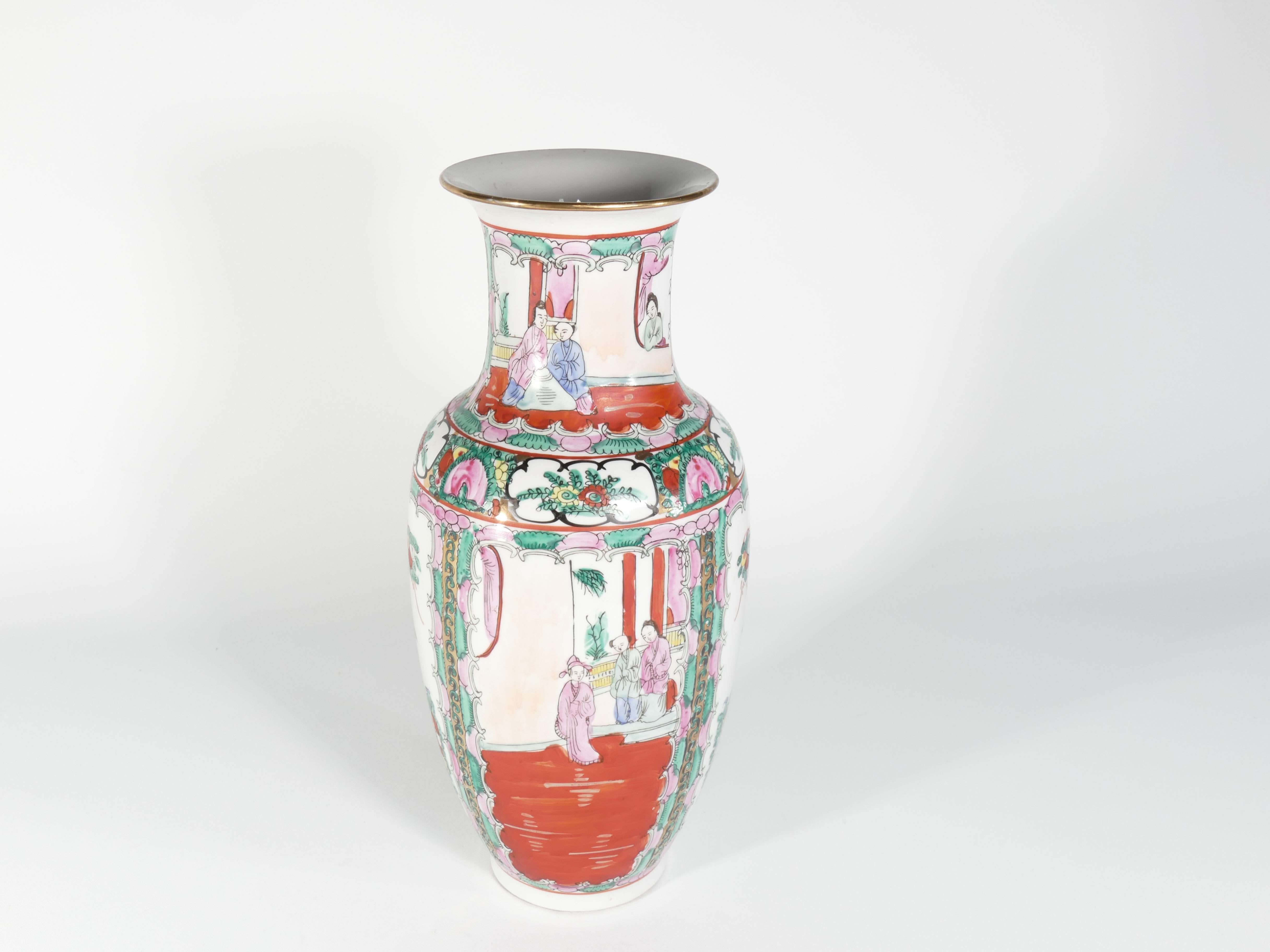 Vase en céramique chinoise peint à la main avec médaillon Famille Rose, 1970 en vente 1