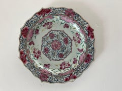 Piatto cinese in porcellana con motivi di loto dipinto a mano, periodo Yongzheng / Qianlong, XVIII secolo