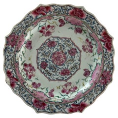 Piatto cinese in porcellana con motivi di loto dipinto a mano, periodo Yongzheng / Qianlong, XVIII secolo