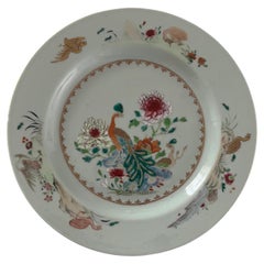Plato de porcelana china pintado a mano con pavos reales, dinastía Qing, reinado de Yongzheng, hacia 1730