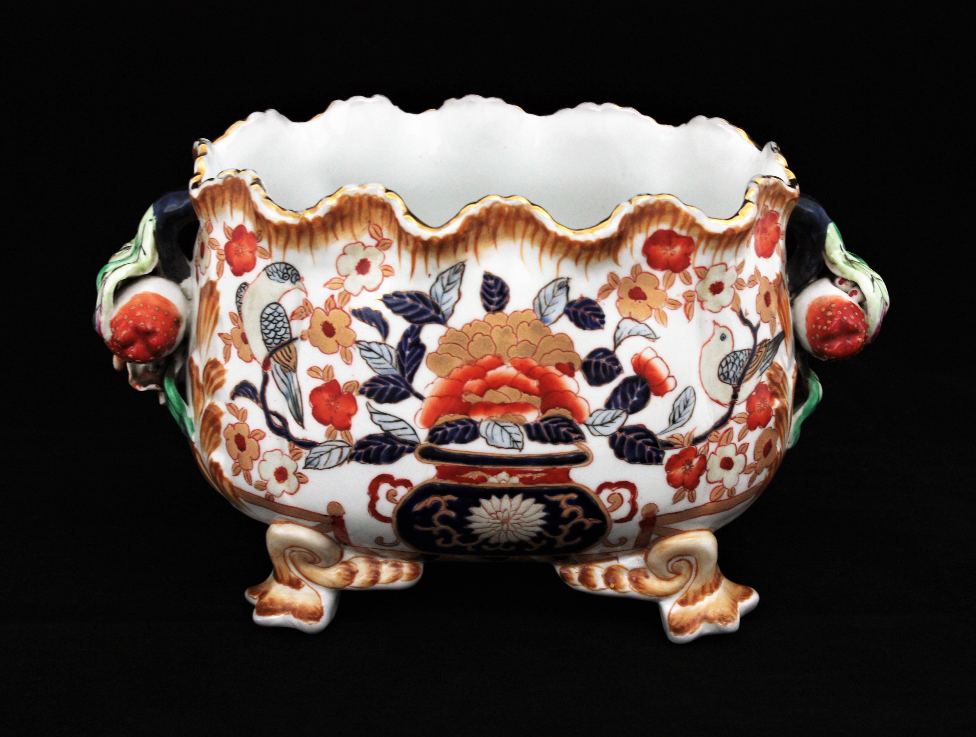 Exquis bol ou centre de table à pied festonné en porcelaine polychrome peinte à la main avec des anses en forme de fraises, Chine, années 1950.
Cette jolie coupe ovale a été fabriquée à la main en Chine vers les années 1950. Il se dresse sur quatre