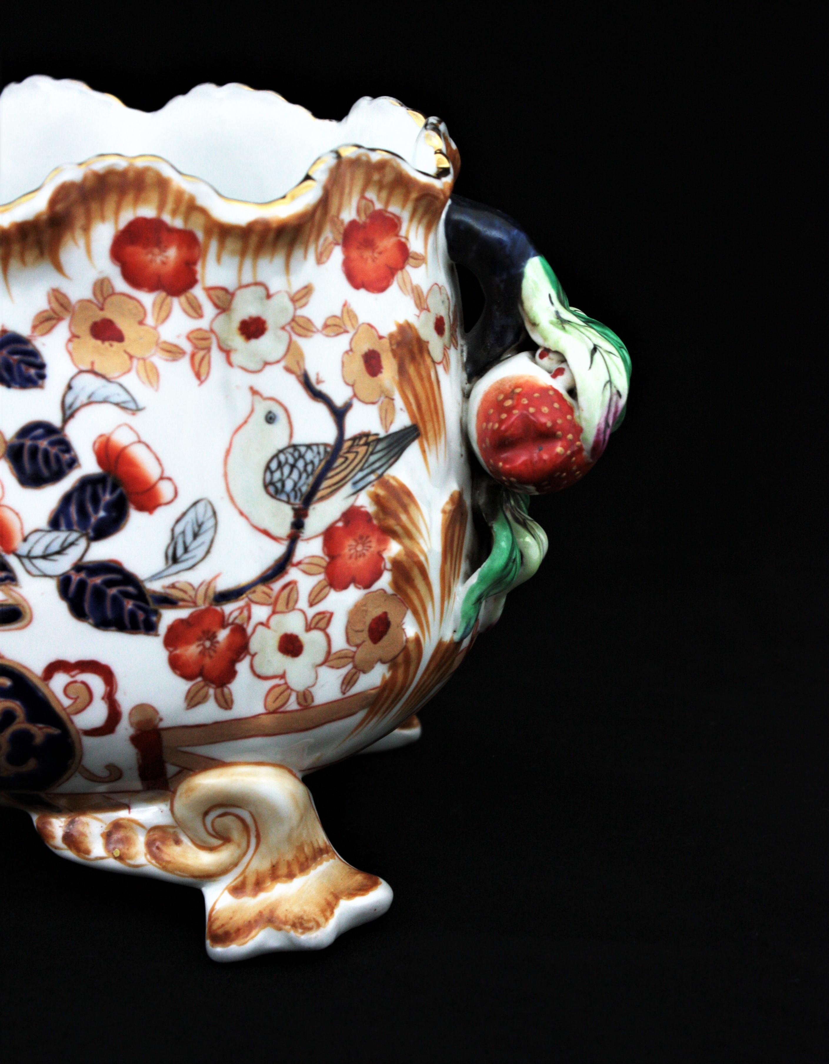 Chinois Bol de centre de table sur pied en porcelaine chinoise multicolore, années 1950 en vente
