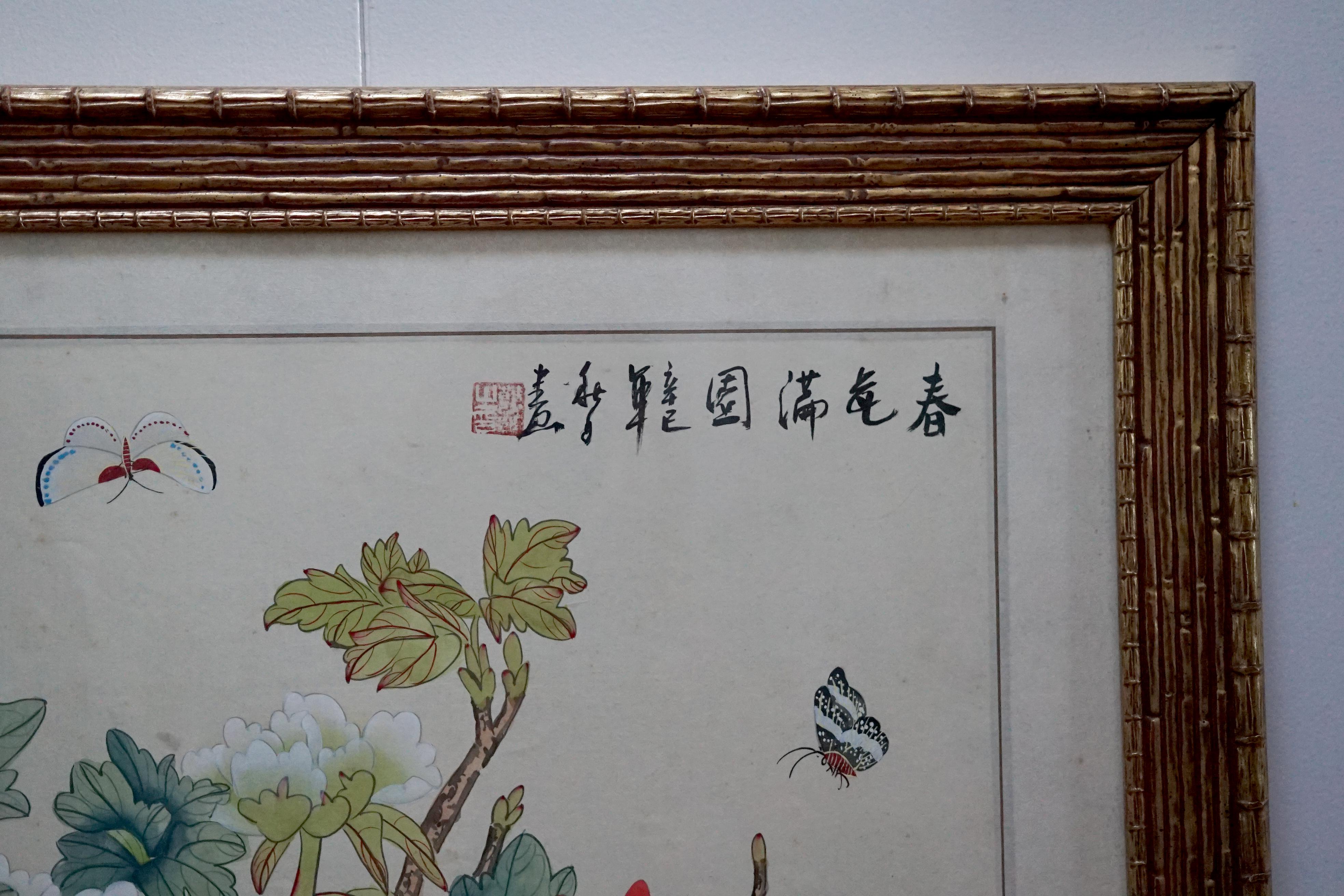 Ein atemberaubendes, handgemaltes chinesisches Kunstwerk mit üppigen Pfingstrosen und Schmetterlingen. Diese elegante Komposition erinnert an die Anmut und Symbolik der traditionellen ostasiatischen Blumenmalerei. Die mit Tusche und Aquarellfarben