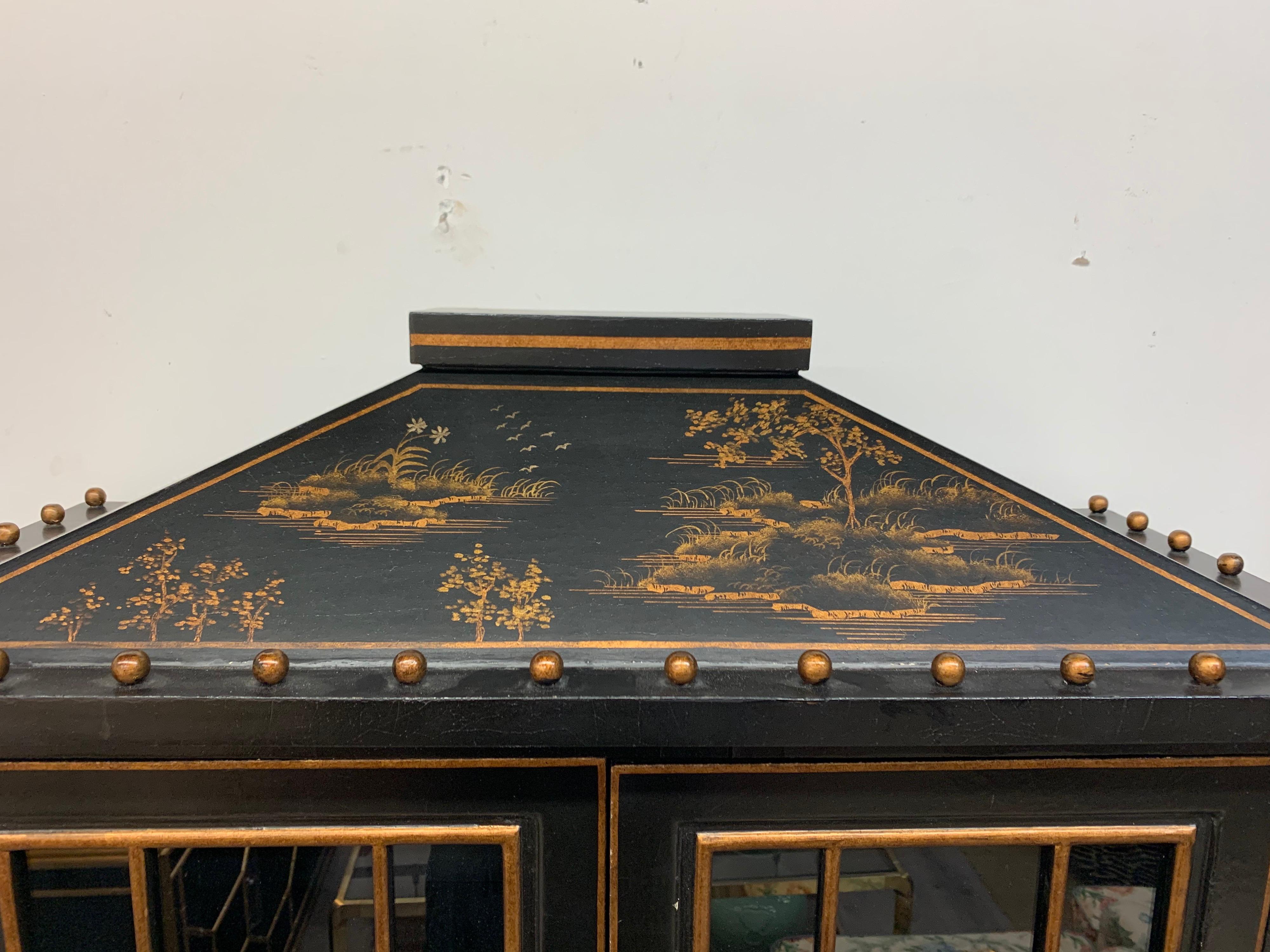 Hand Painted Chinoiserie Chinese Export Cabinet In Good Condition In West Hartford, CT