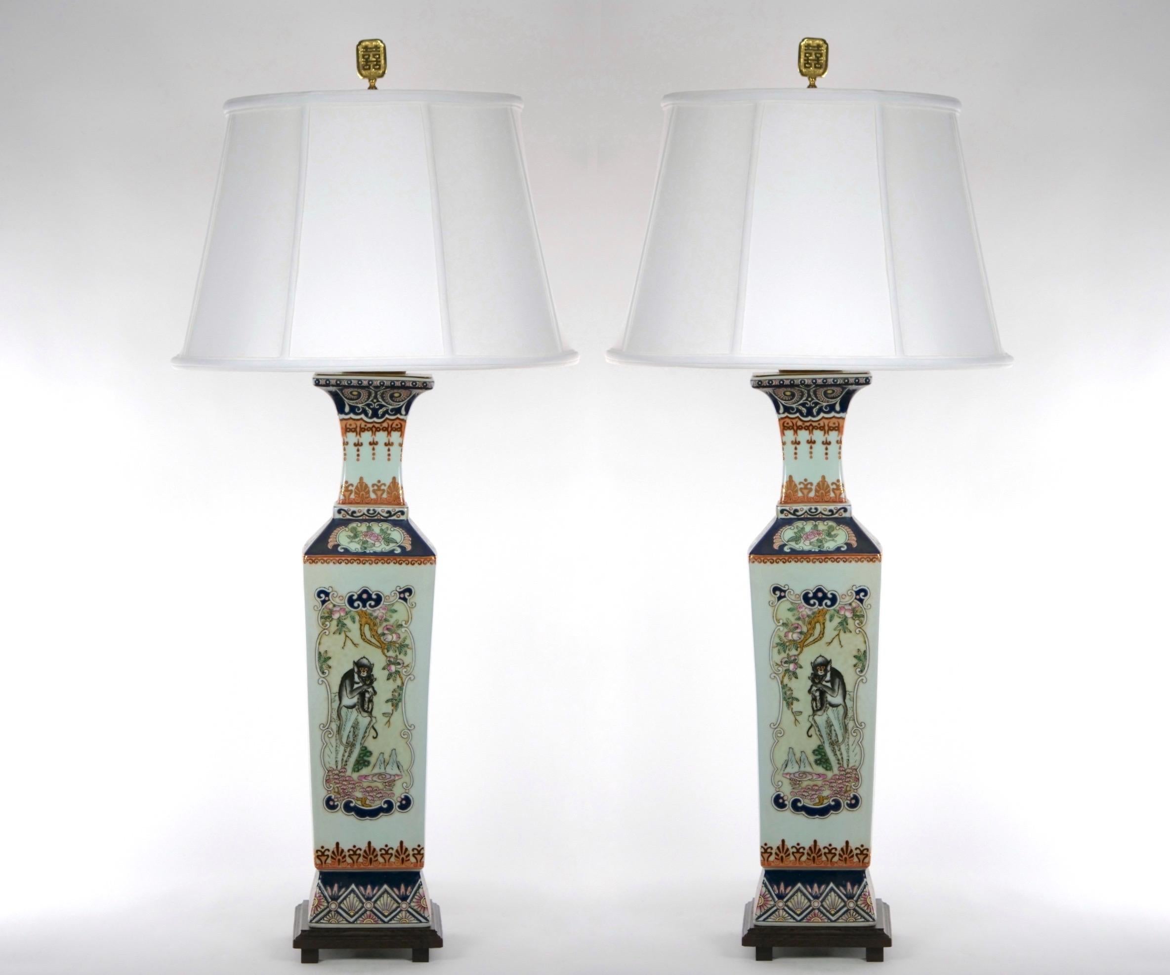 Hand Painted Chinoiserie Scene Porcelain Pair Table Lamp For Sale 9