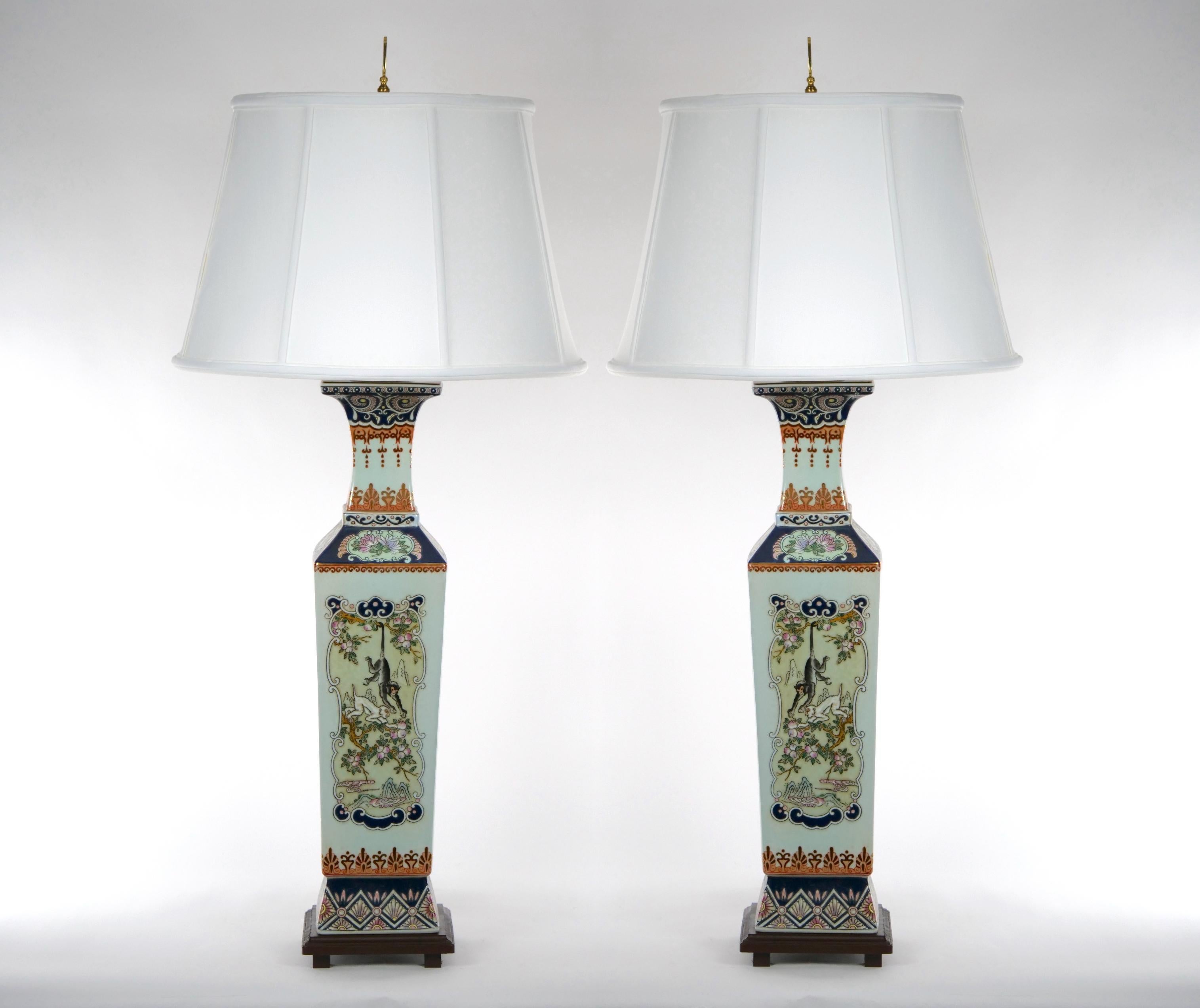 Chinoiseries Paire de lampes de table en porcelaine peinte à la main et représentant une scène de Chinoiserie en vente