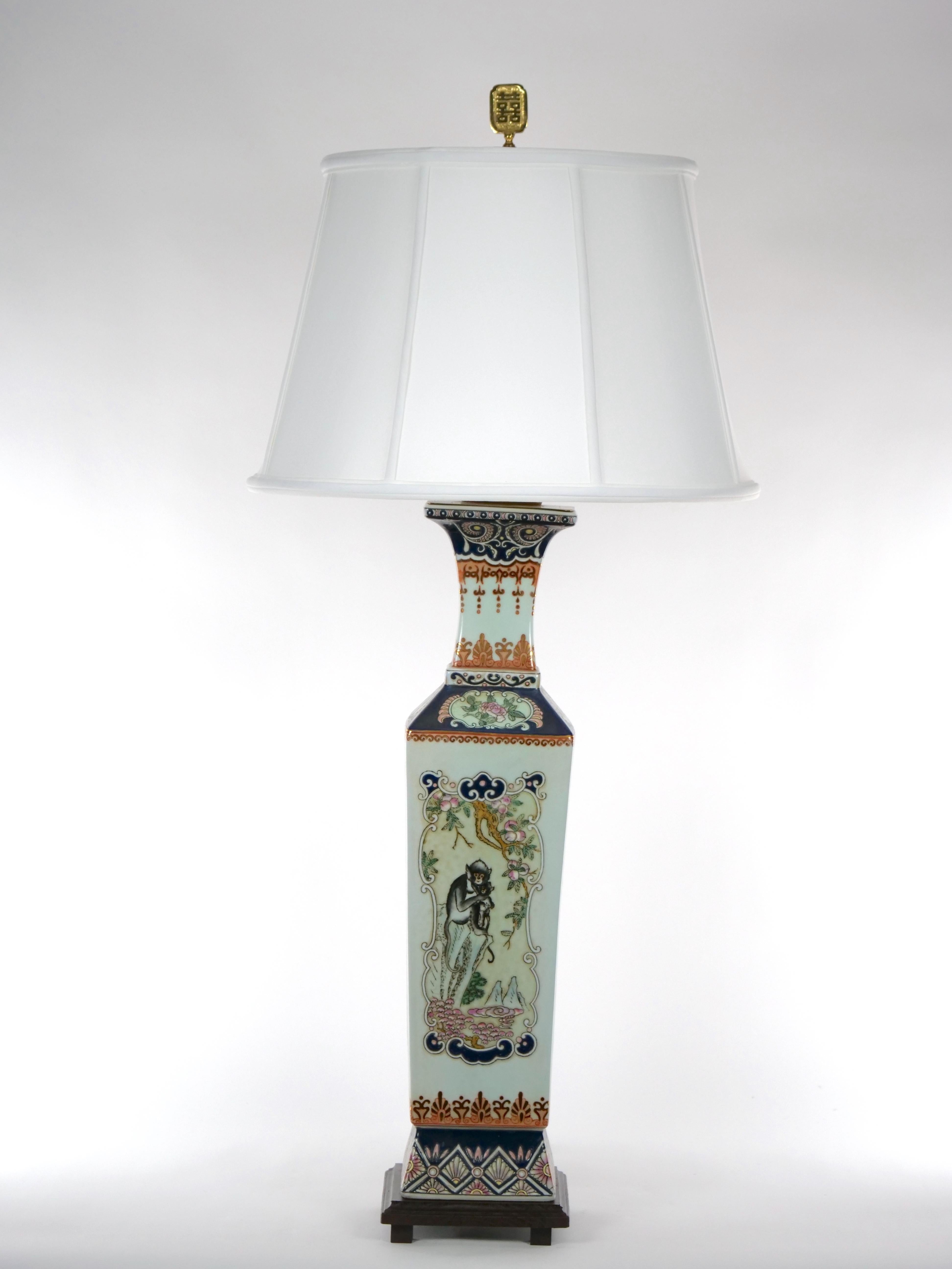 Vernissé Paire de lampes de table en porcelaine peinte à la main et représentant une scène de Chinoiserie en vente