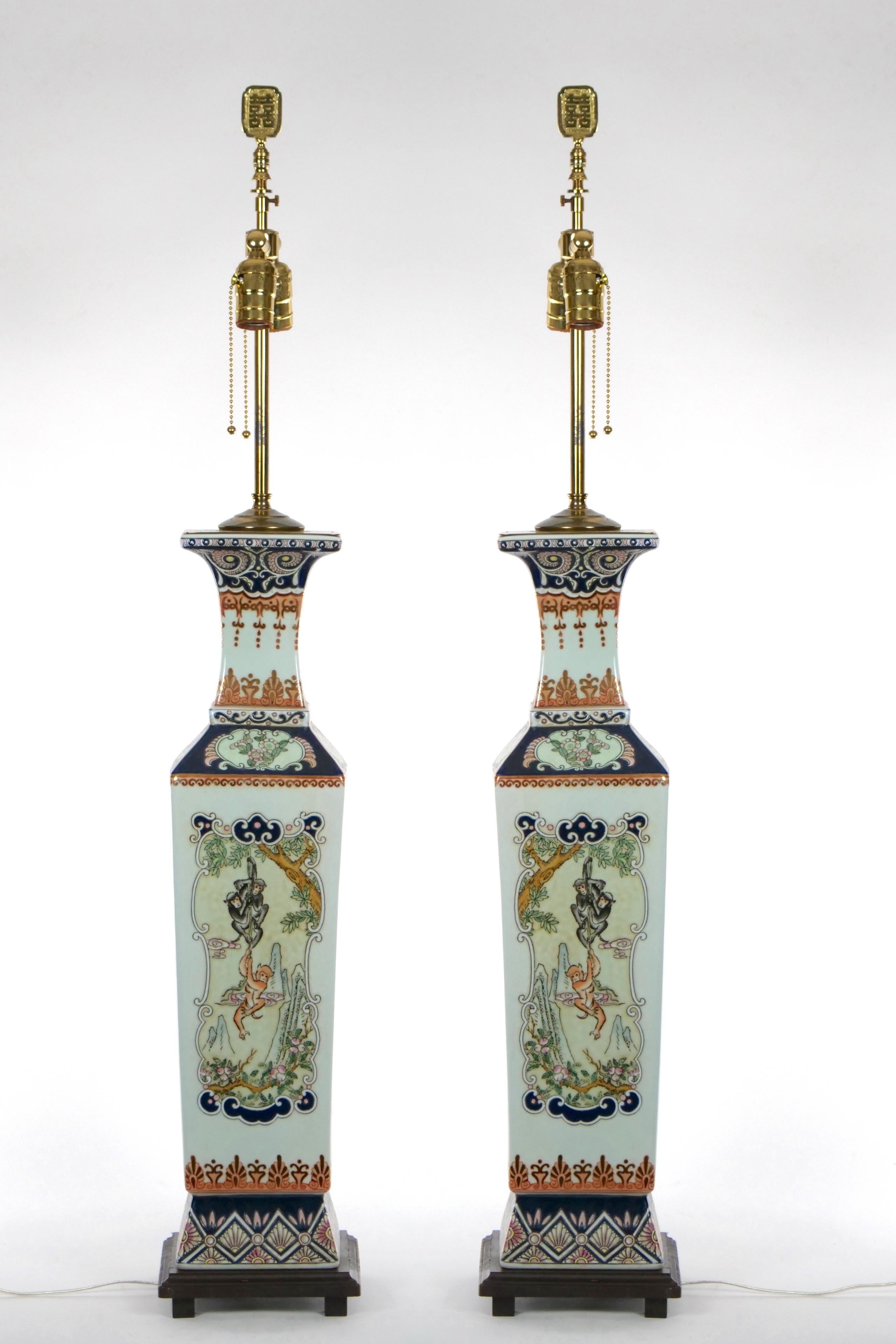 Paire de lampes de table en porcelaine peinte à la main et représentant une scène de Chinoiserie Bon état - En vente à Tarry Town, NY