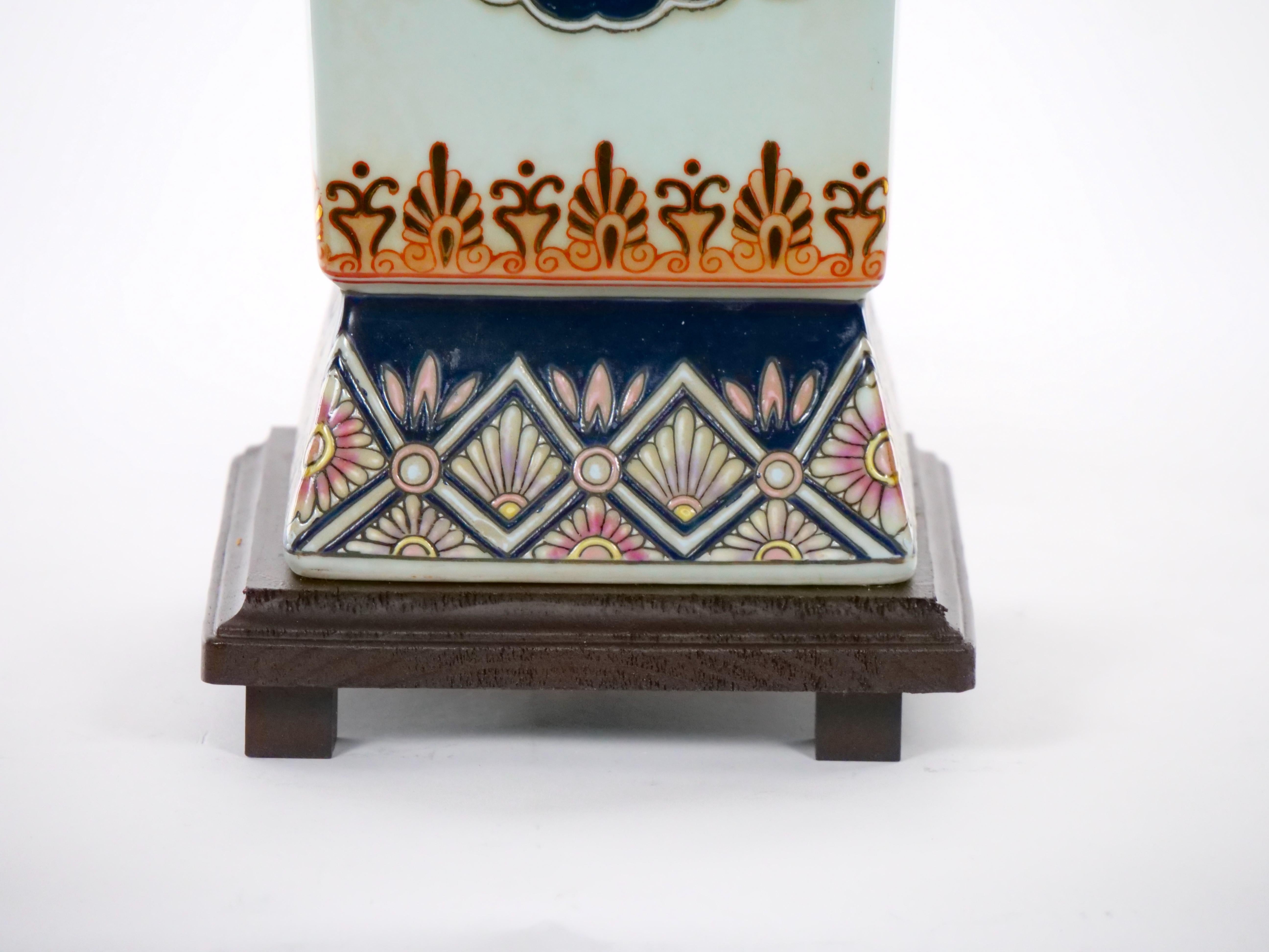Porcelaine Paire de lampes de table en porcelaine peinte à la main et représentant une scène de Chinoiserie en vente