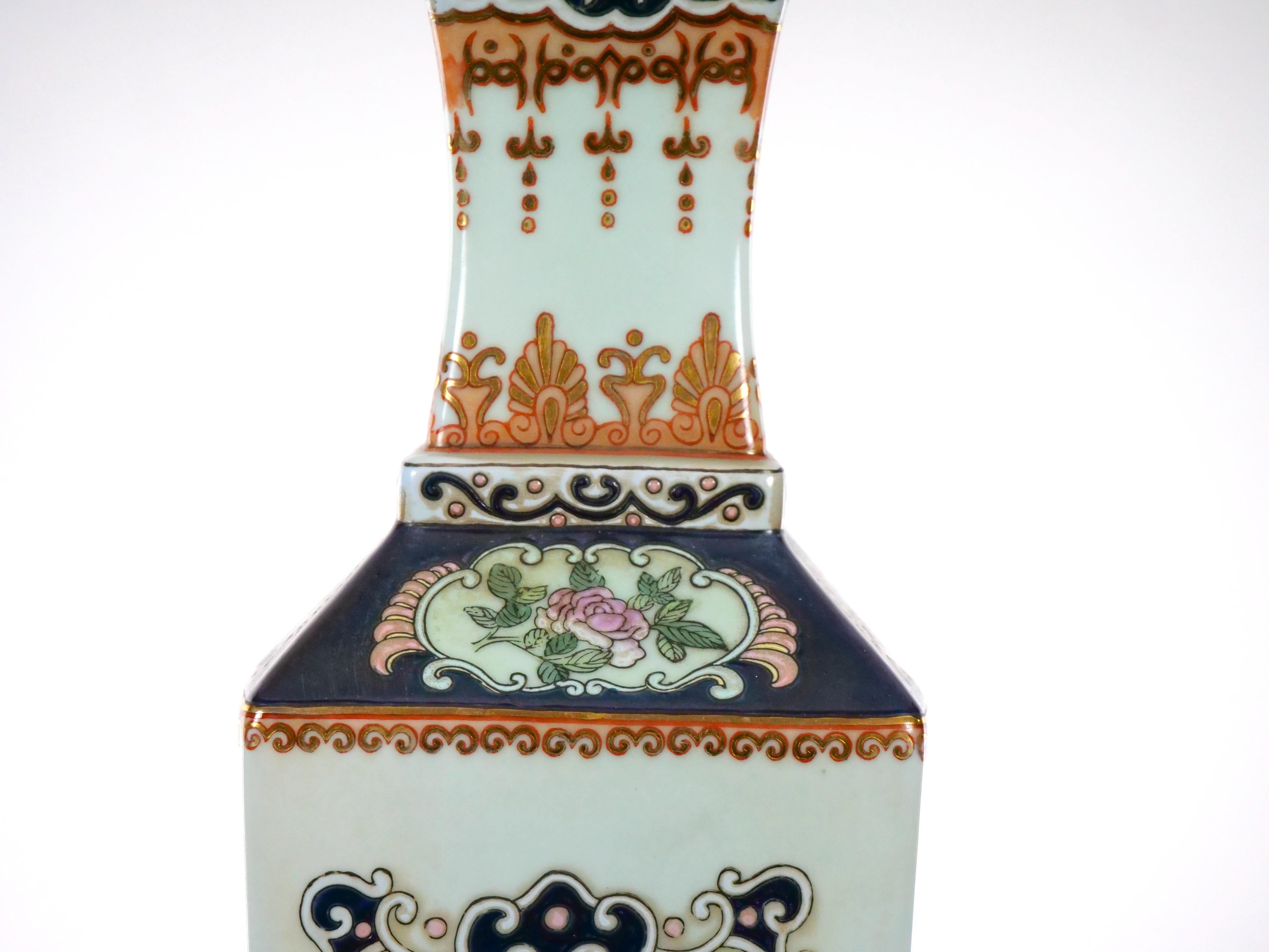 Hand Painted Chinoiserie Scene Porcelain Pair Table Lamp For Sale 4