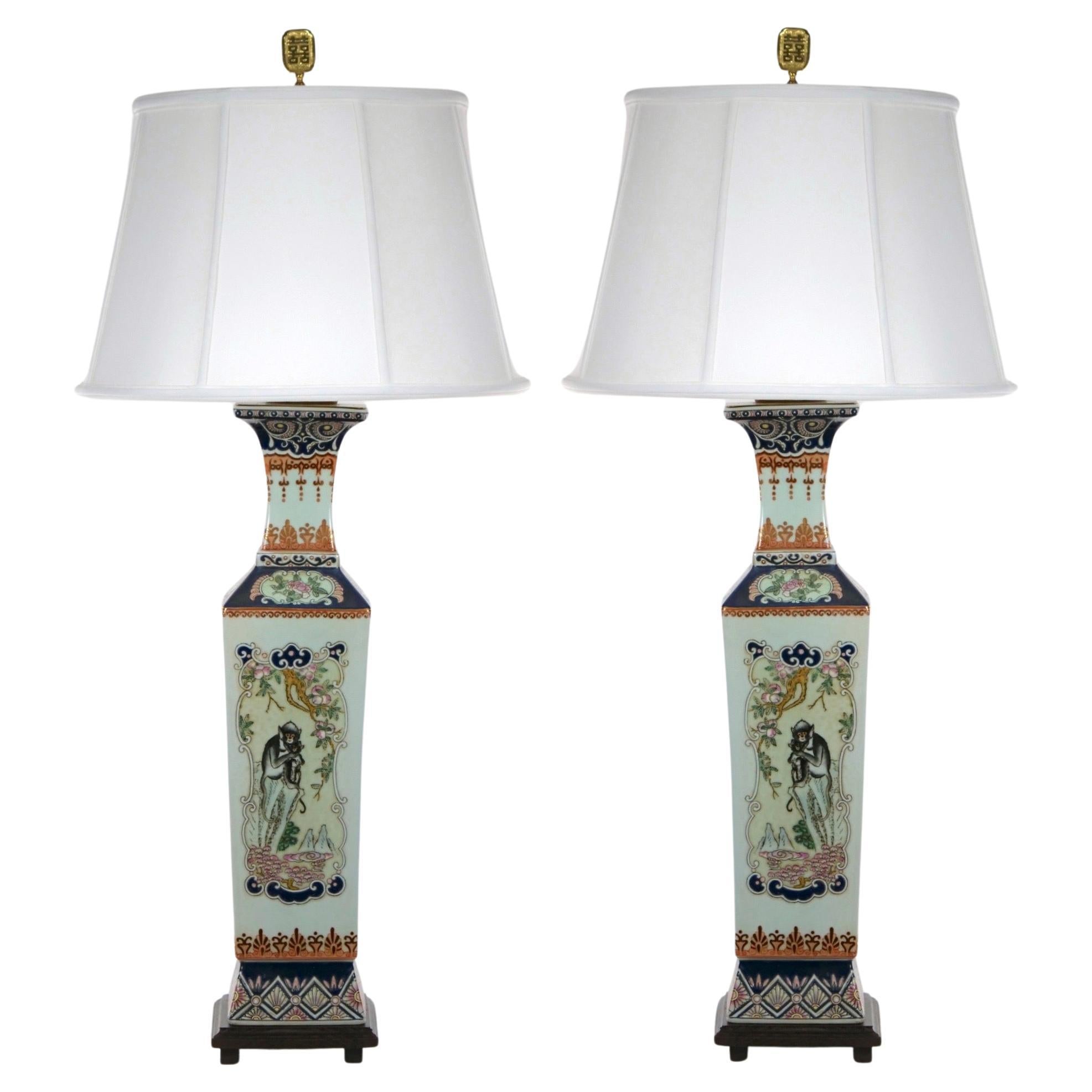Paire de lampes de table en porcelaine peinte à la main et représentant une scène de Chinoiserie en vente