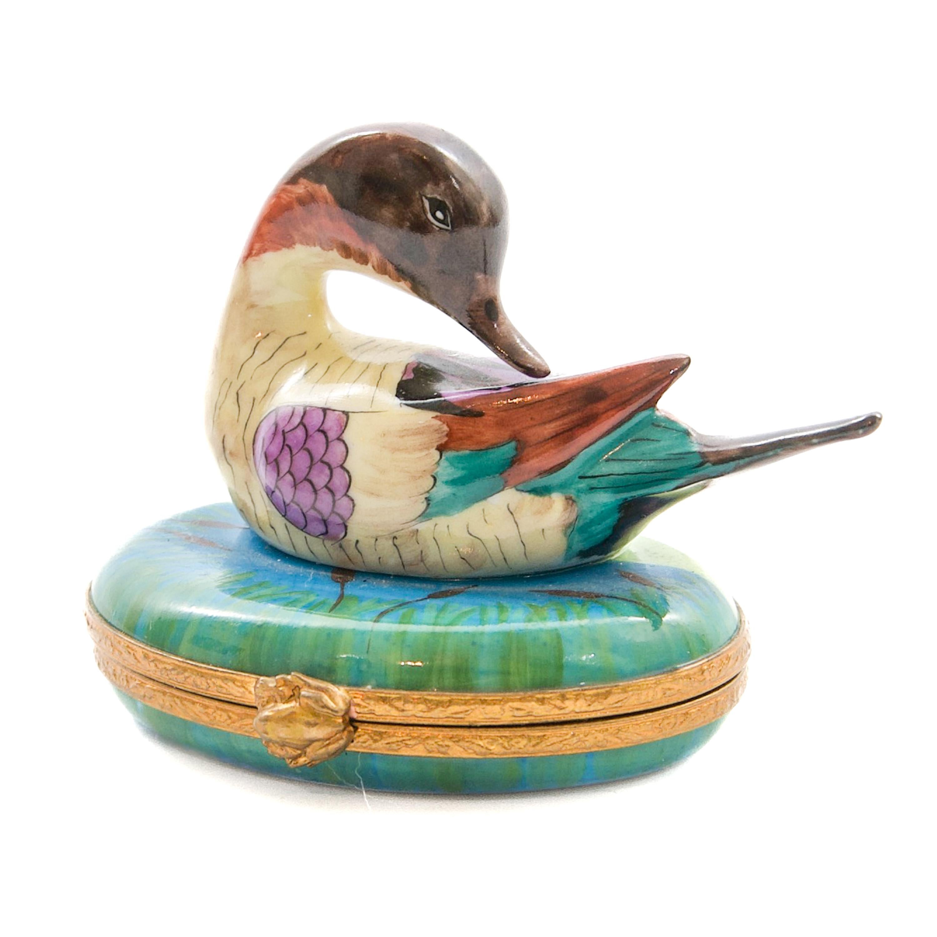 Boîte de Limoges en porcelaine française colorée peinte à la main Bon état - En vente à Rotterdam, NL