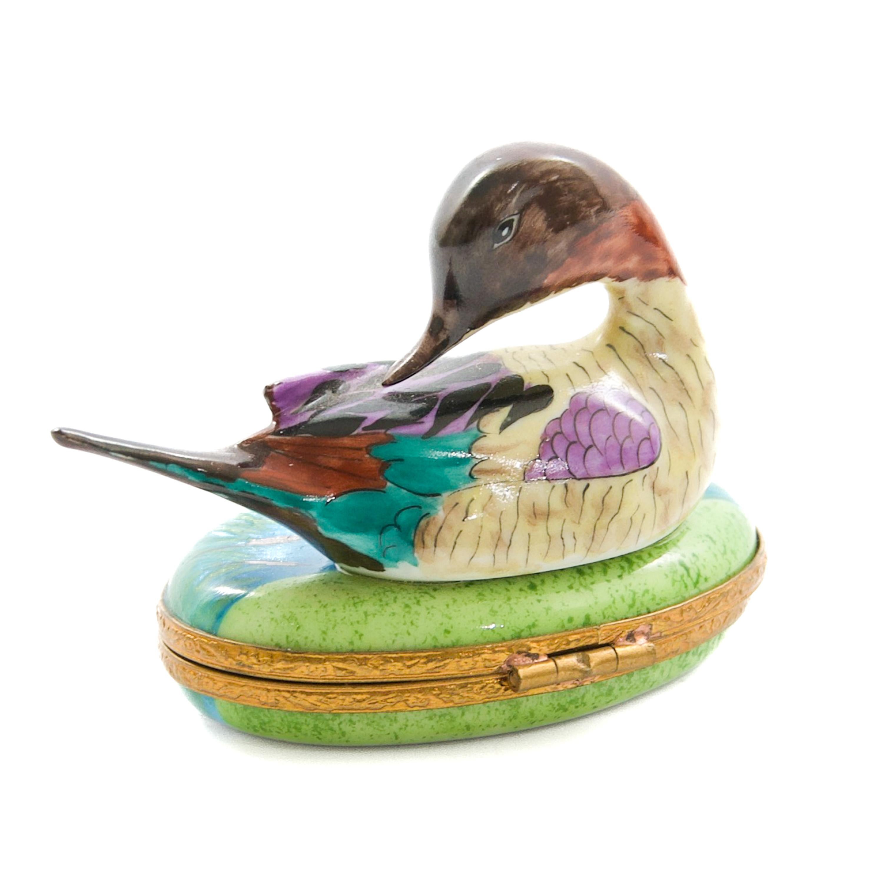 Boîte de Limoges en porcelaine française colorée peinte à la main en vente 1