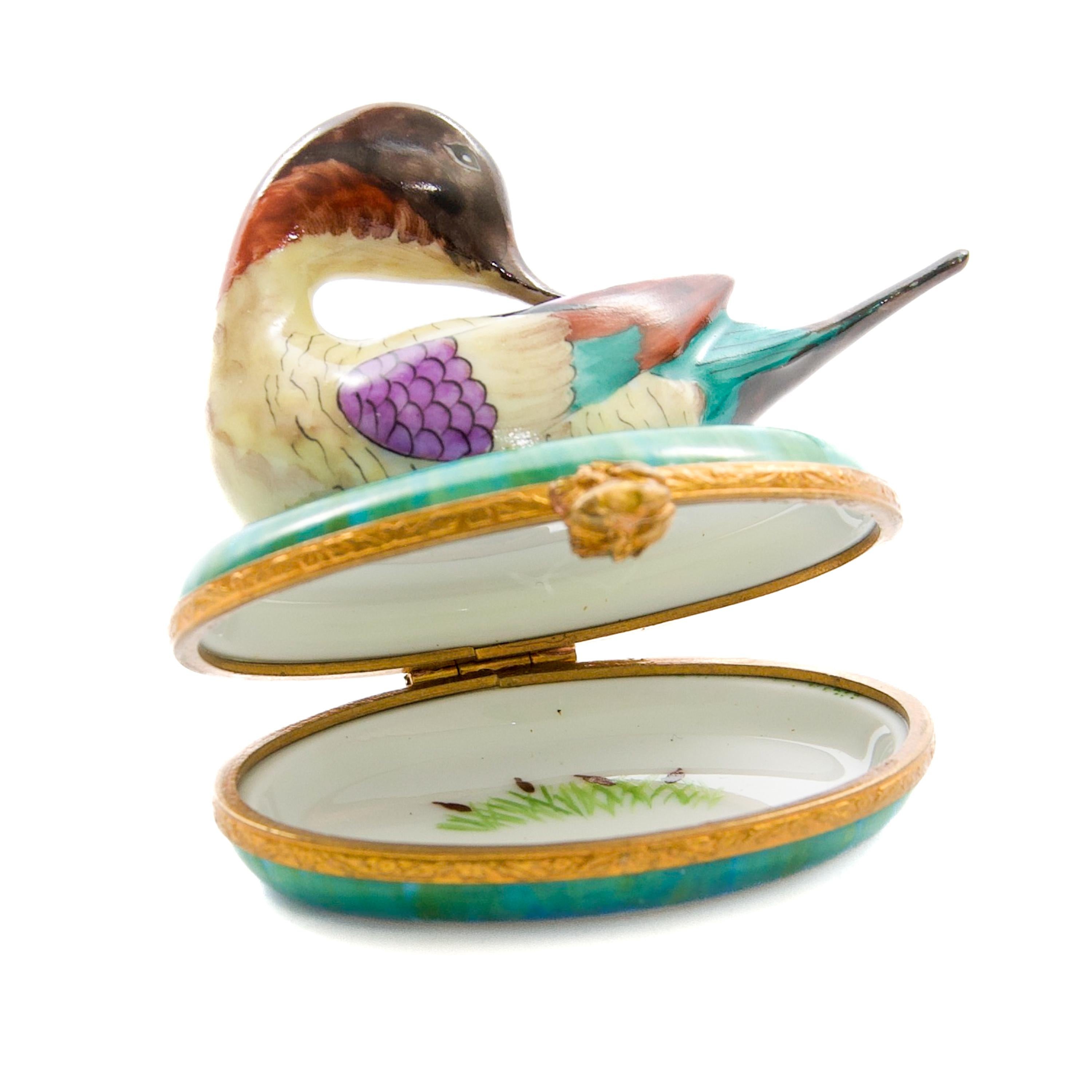 Boîte de Limoges en porcelaine française colorée peinte à la main en vente 2