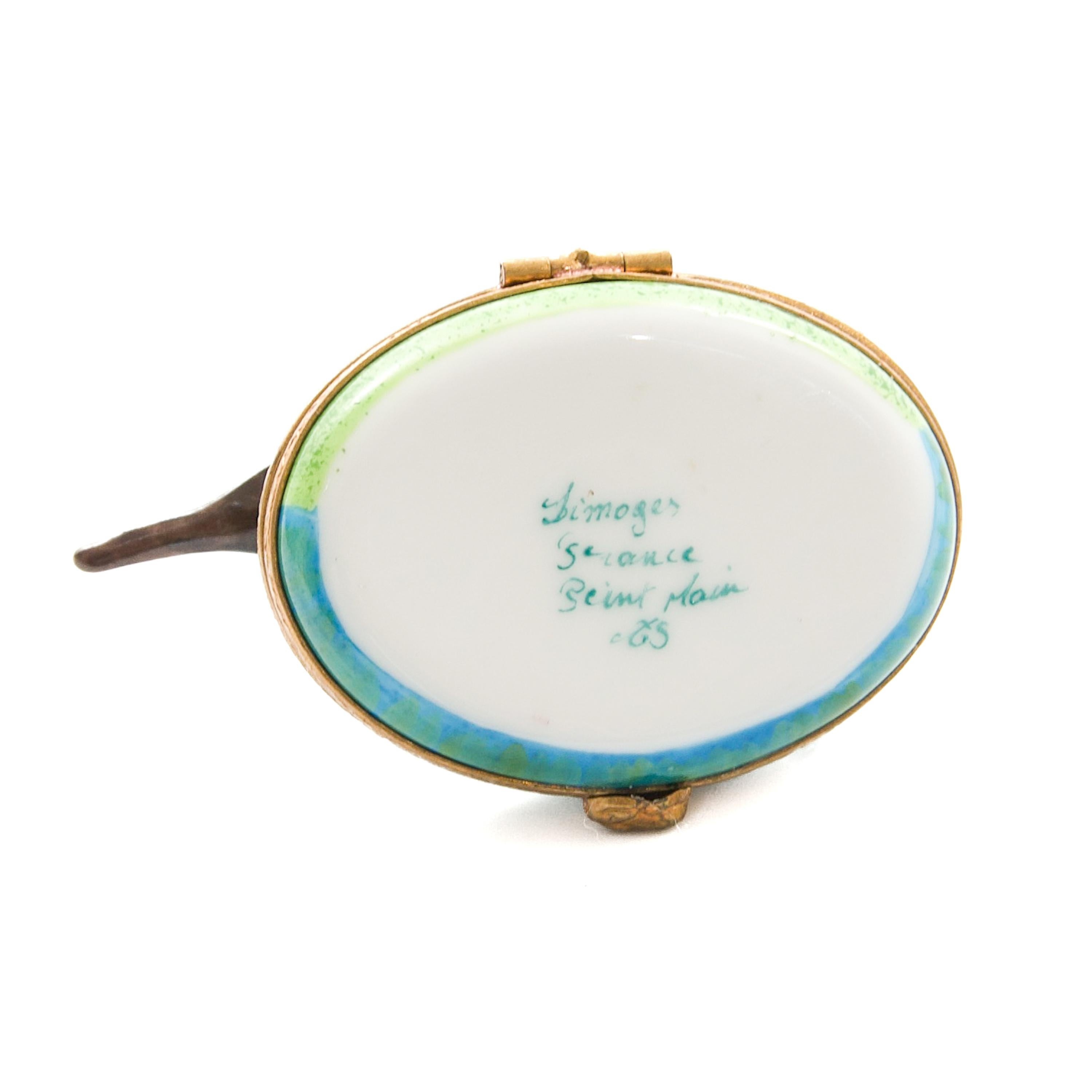 Boîte de Limoges en porcelaine française colorée peinte à la main en vente 4