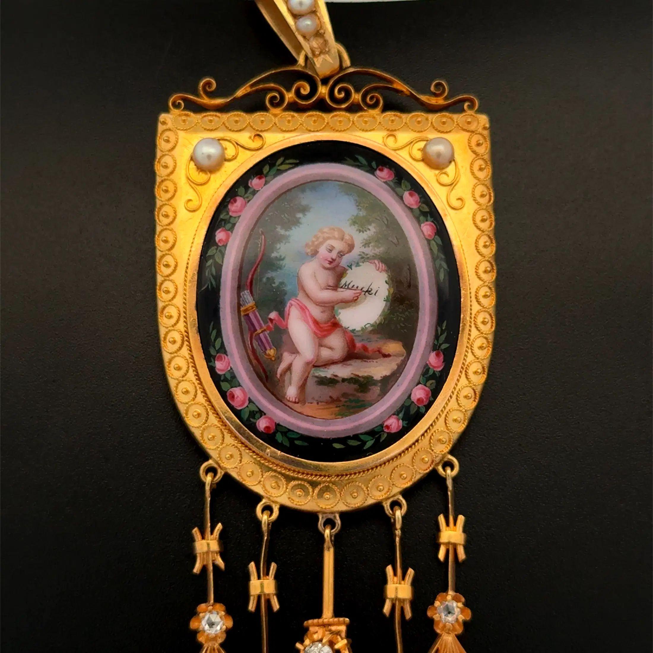 Tout simplement magnifique ! Vintage Collier pendentif victorien finement détaillé et peint à la main. Représentation d'un Cupidon de l'époque victorienne. Rendu avec des détails et une chaleur remarquables, ce qui est très rare ! Sûrement serti à
