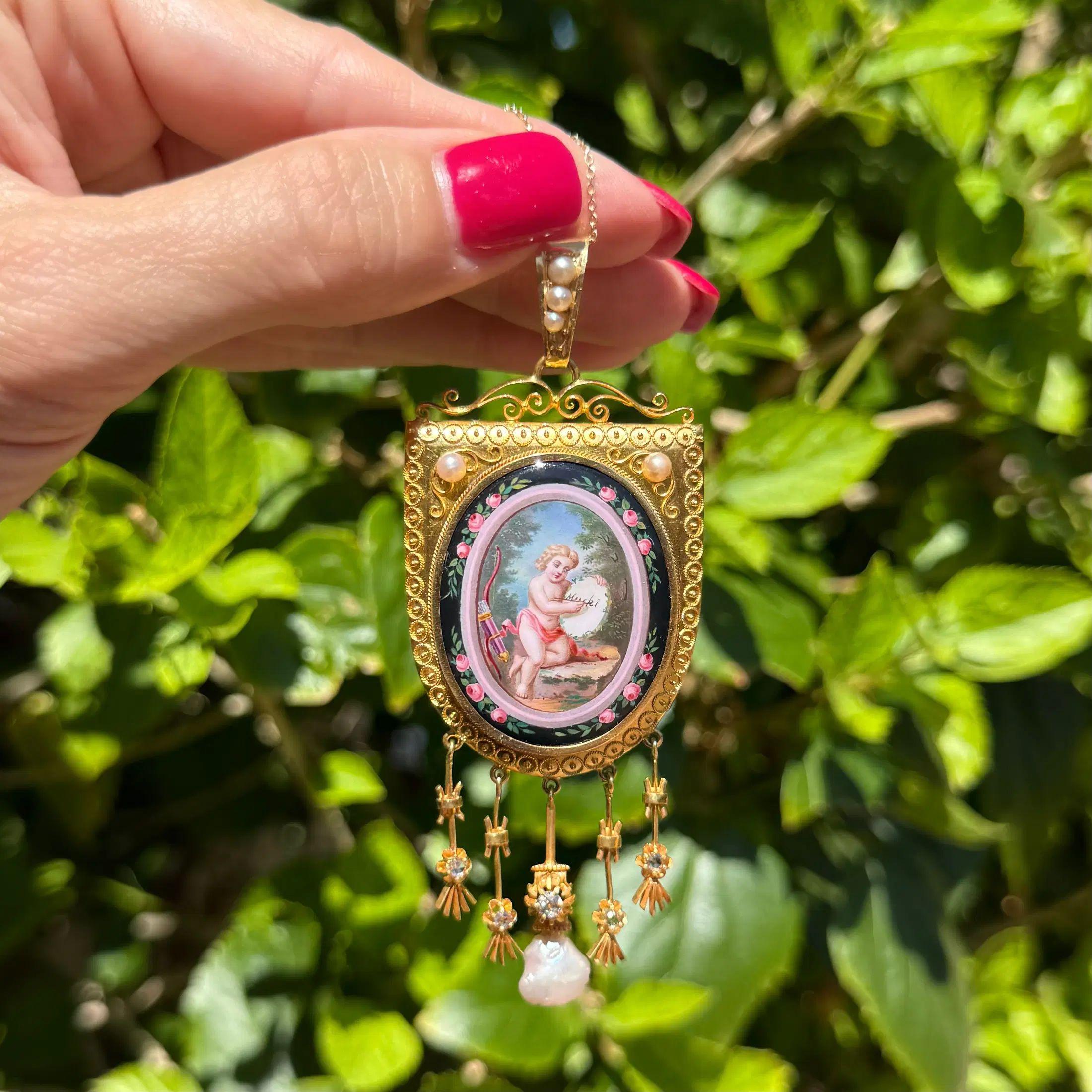 Victorien Collier pendentif victorien Cupidon en or, diamants et perles, peint à la main en vente