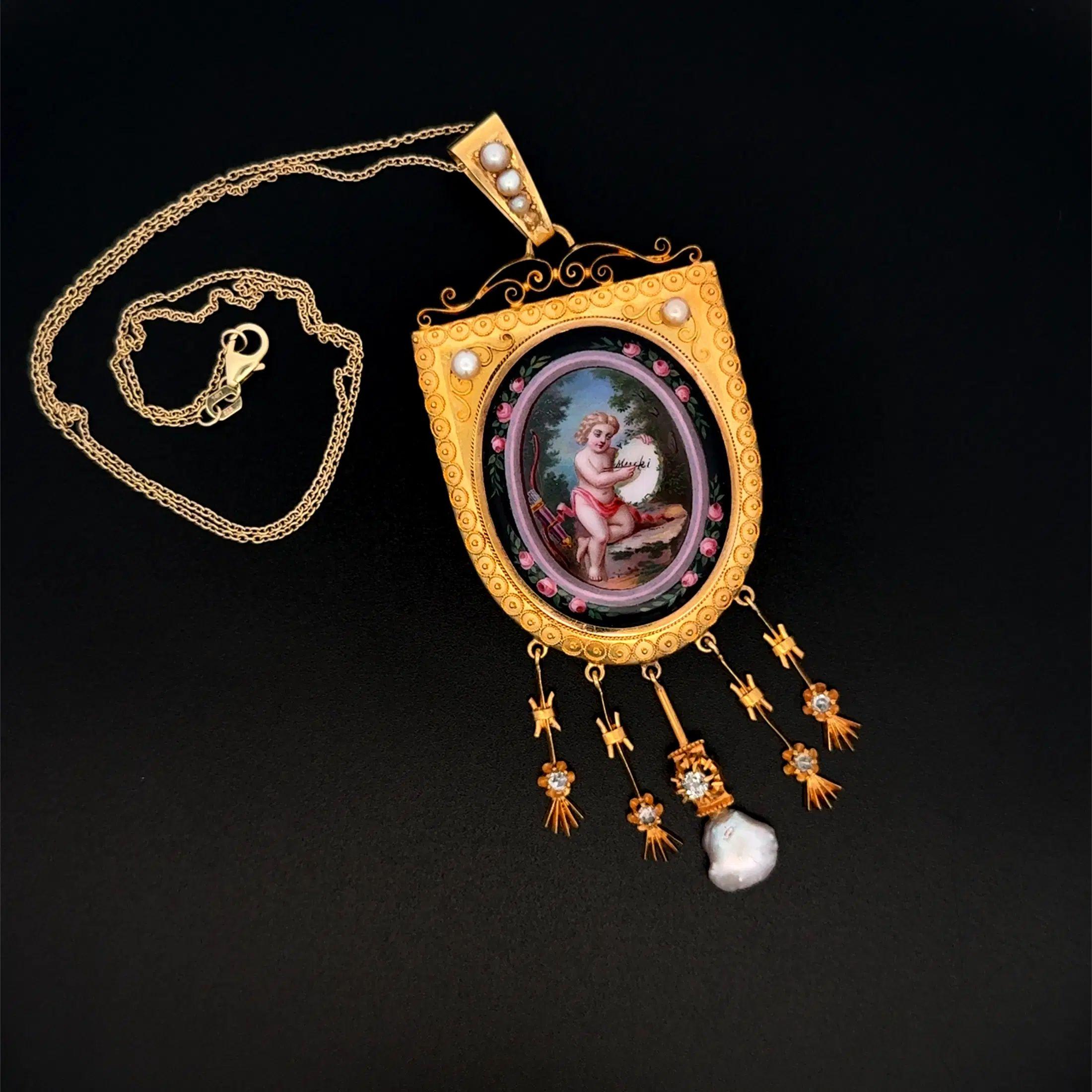 Taille ronde Collier pendentif victorien Cupidon en or, diamants et perles, peint à la main en vente