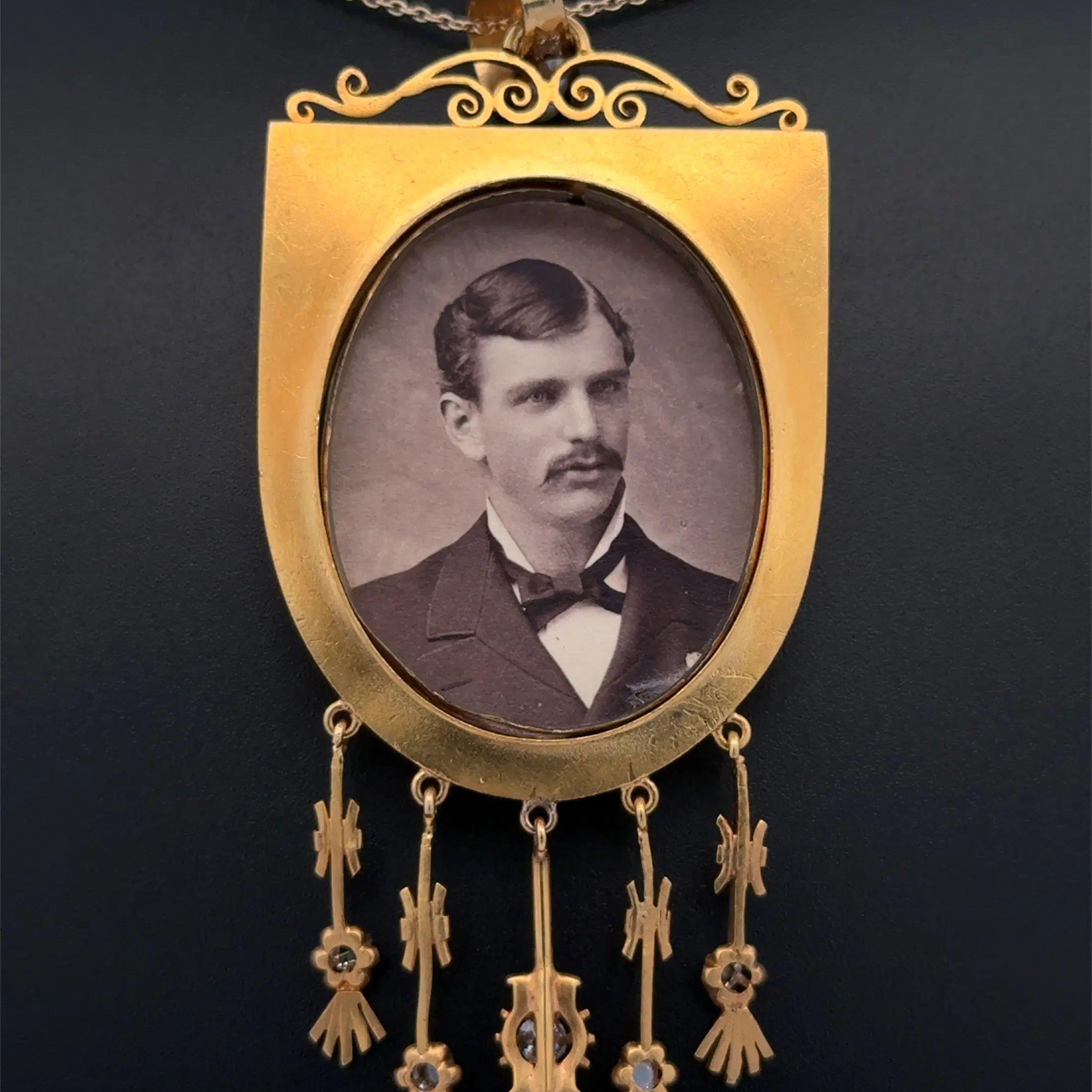 Collier pendentif victorien Cupidon en or, diamants et perles, peint à la main Excellent état - En vente à Montreal, QC