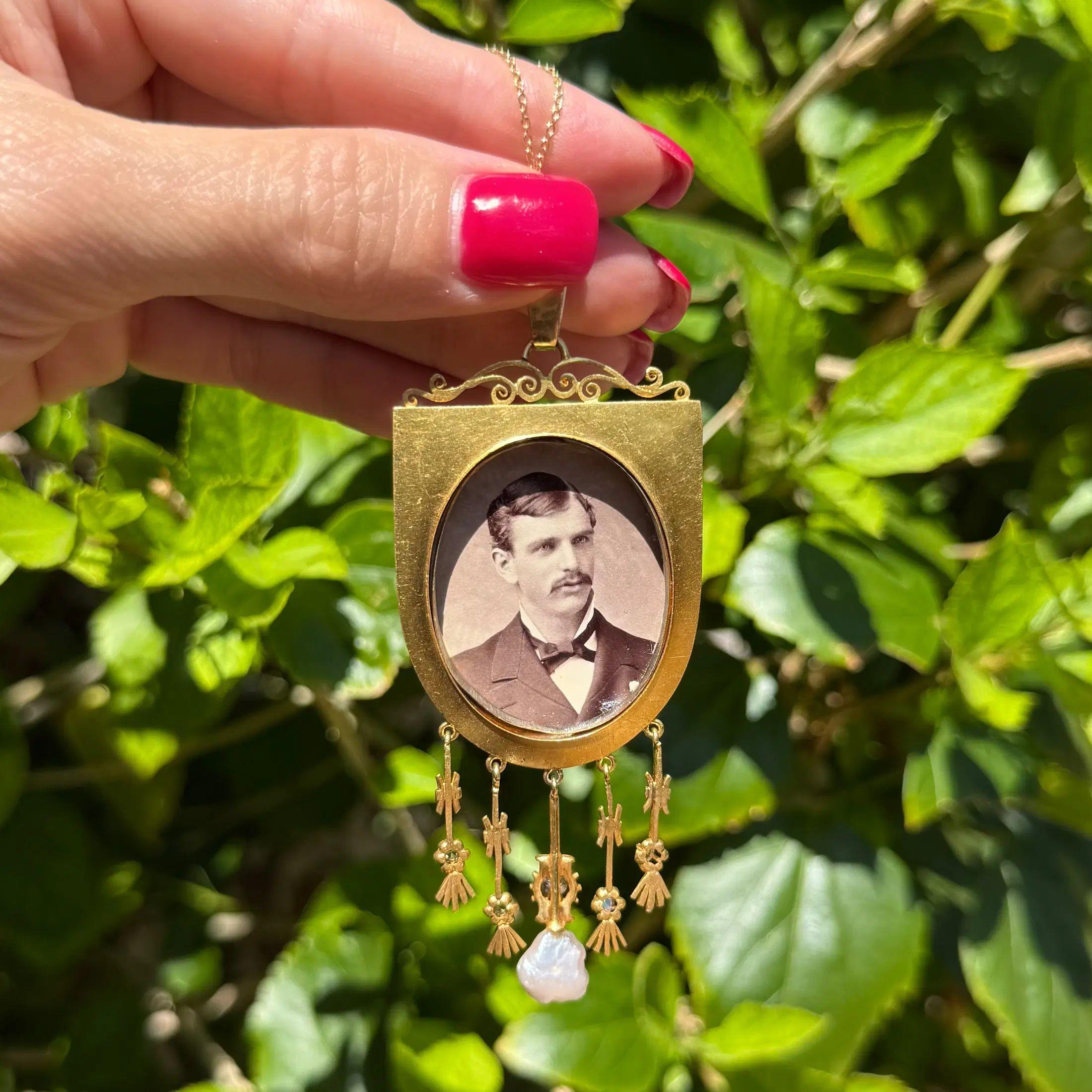 Collier pendentif victorien Cupidon en or, diamants et perles, peint à la main Unisexe en vente