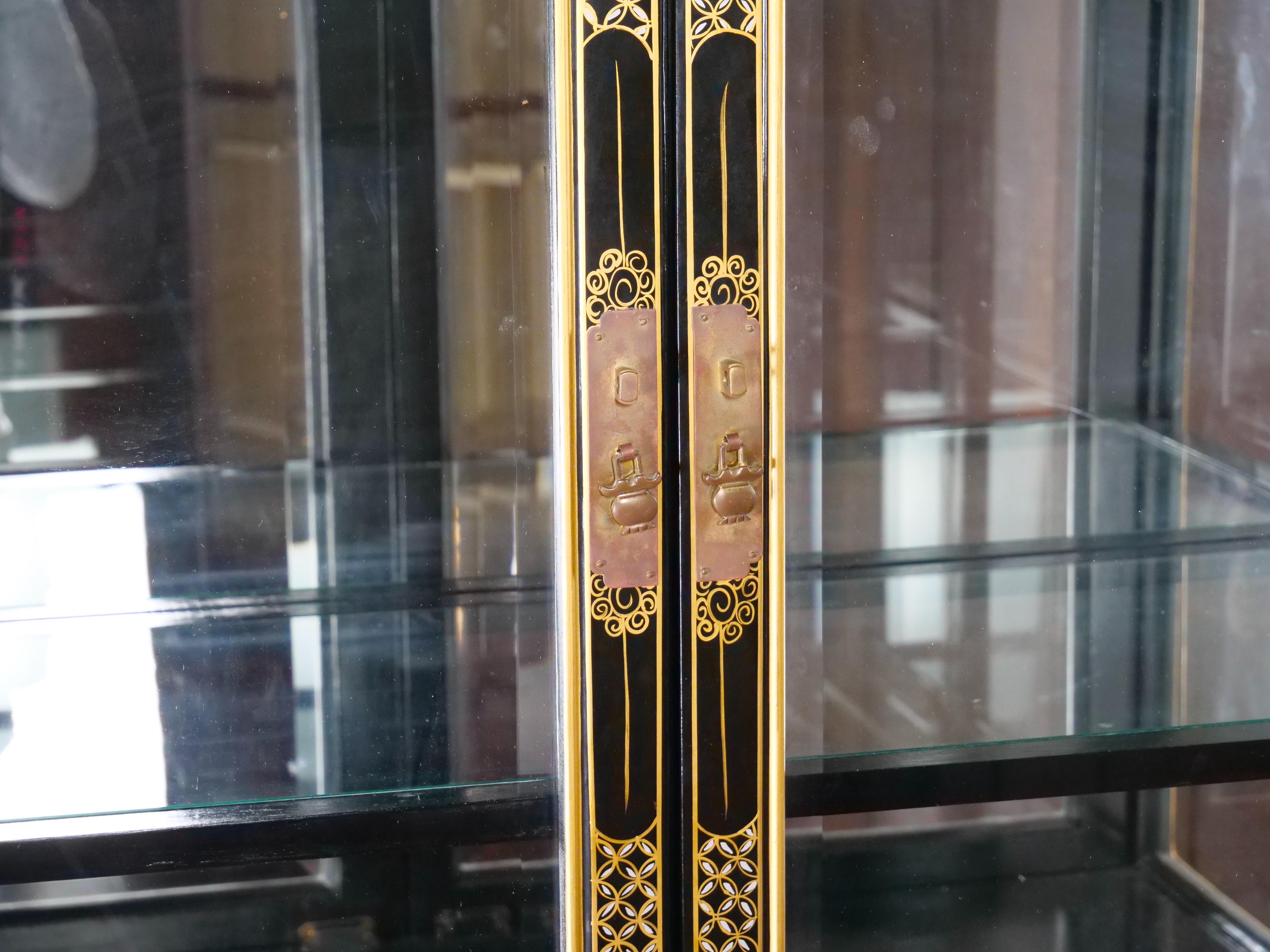 Handbemalter und verzierter Schrank aus schwarzem Lack / vergoldetem Holz aus China  (Spätes 19. Jahrhundert) im Angebot