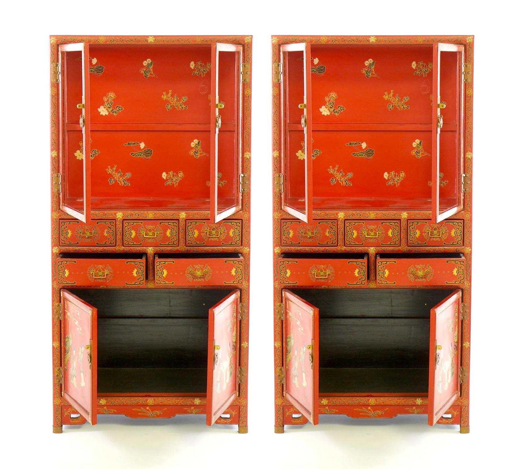 Eleva tu decoración con este lujoso armario chino de mediados del siglo XX, una obra maestra del arte oriental y la funcionalidad. Acabados en un rico y vibrante lacado rojo, estos armarios presentan escenas de chinoiserie pintadas a mano que dan