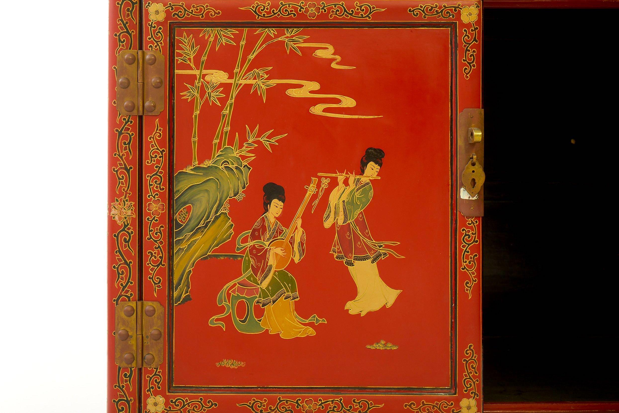 Armario Pintado a Mano / Decorado Escena Chinoiserie Lacado Rojo Tallado a mano en venta