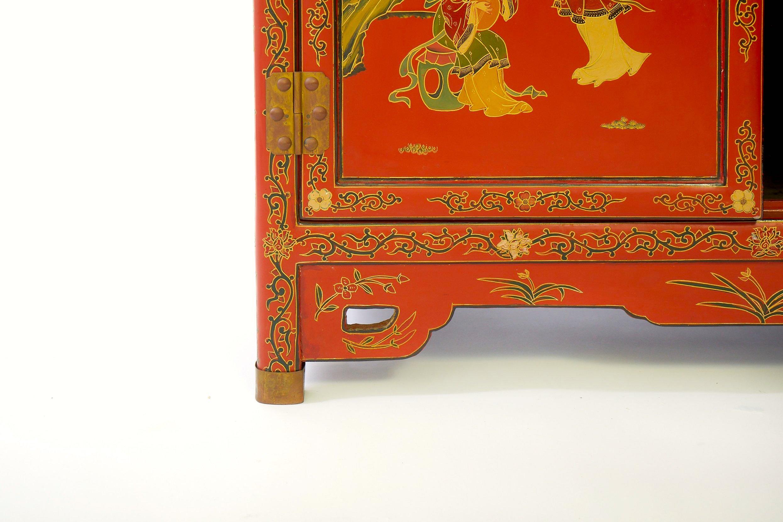 Armario Pintado a Mano / Decorado Escena Chinoiserie Lacado Rojo en Bueno estado para la venta en Tarry Town, NY