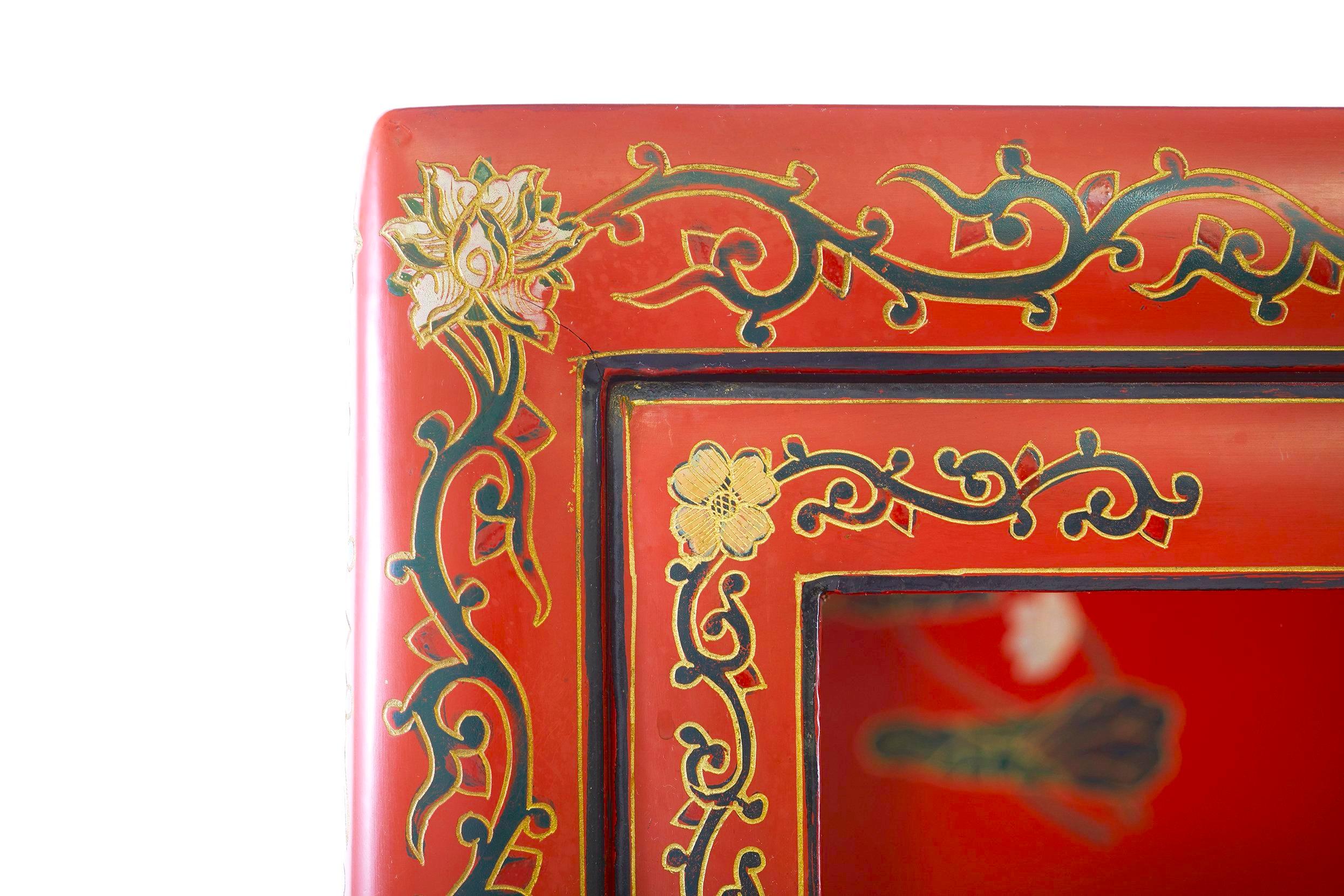 Armario Pintado a Mano / Decorado Escena Chinoiserie Lacado Rojo mediados del siglo XX en venta