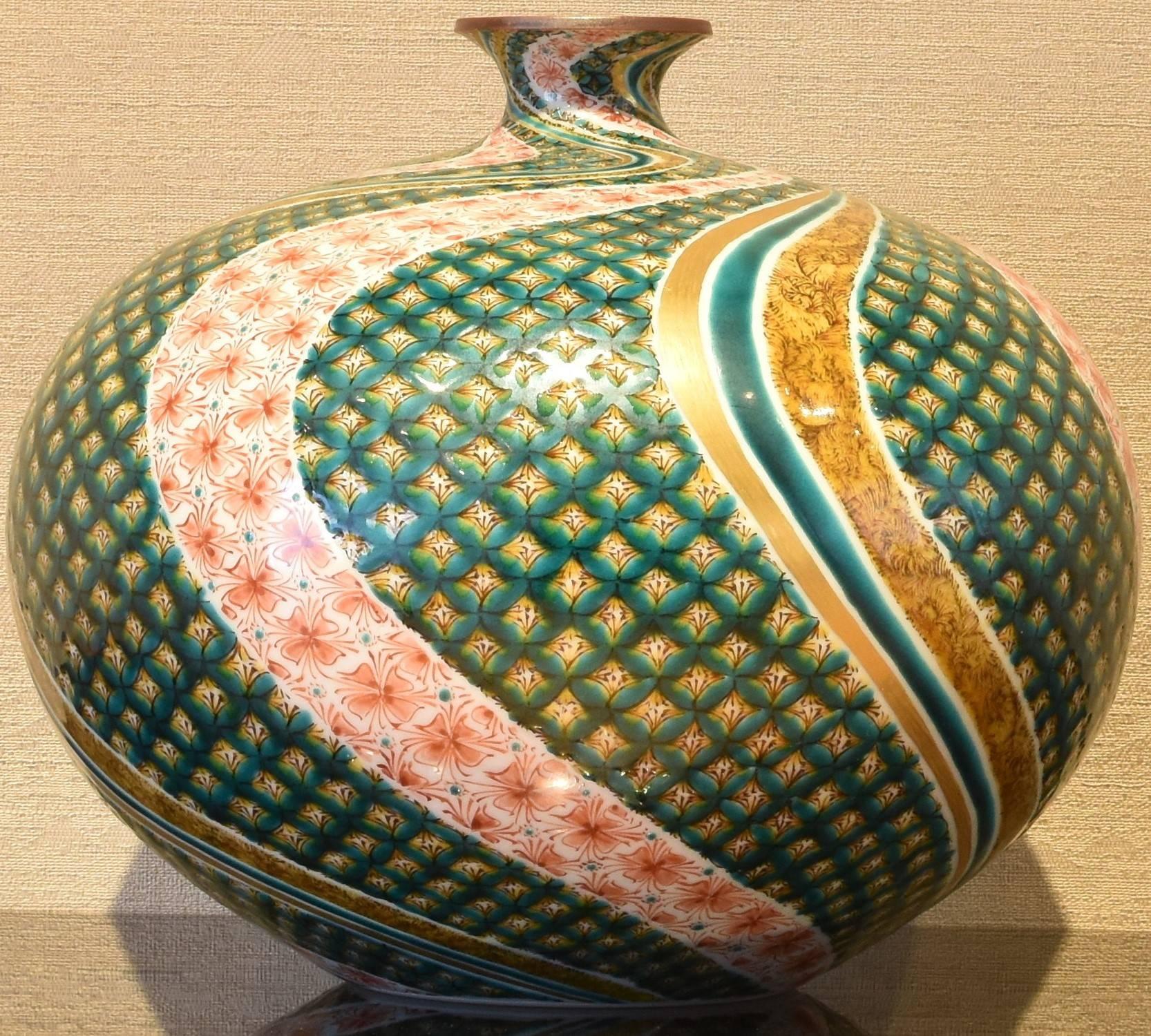 Japanese Kutani Decorative Porcelain Vase by Master Artist 6