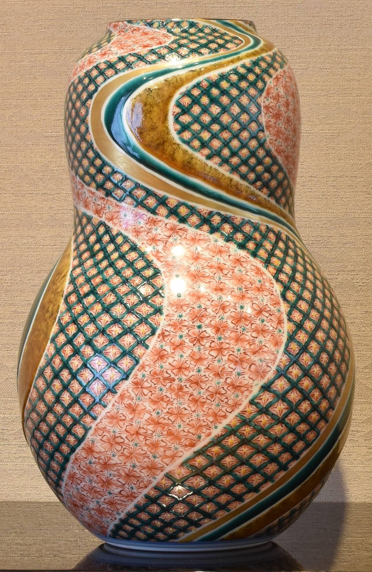 Japanese Kutani Decorative Porcelain Vase by Master Artist 3