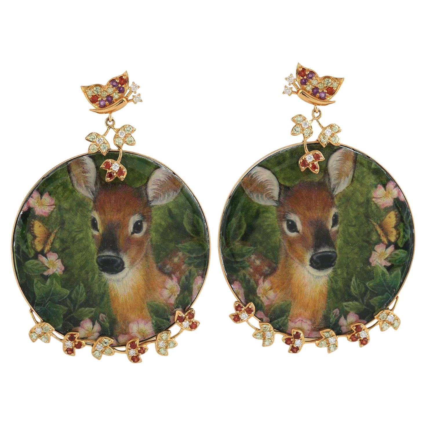 Orecchini in bachelite con ritratto di cervo dipinto a mano e pietre preziose e diamanti in vendita