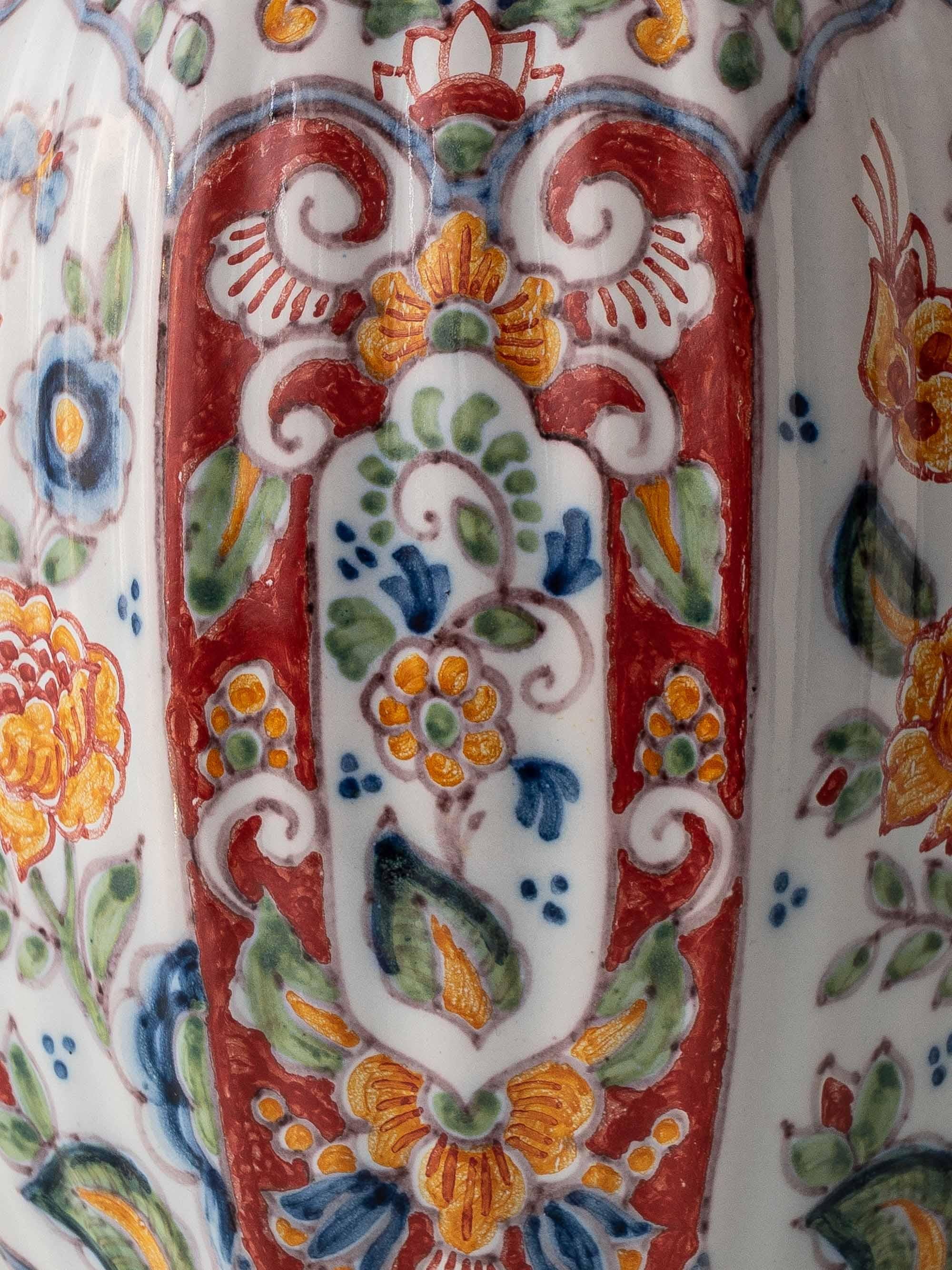 Hand-Crafted Hand-Painted Delft-Style Ceramic Table Lamp by Altena and Krooyenga Makkum For Sale